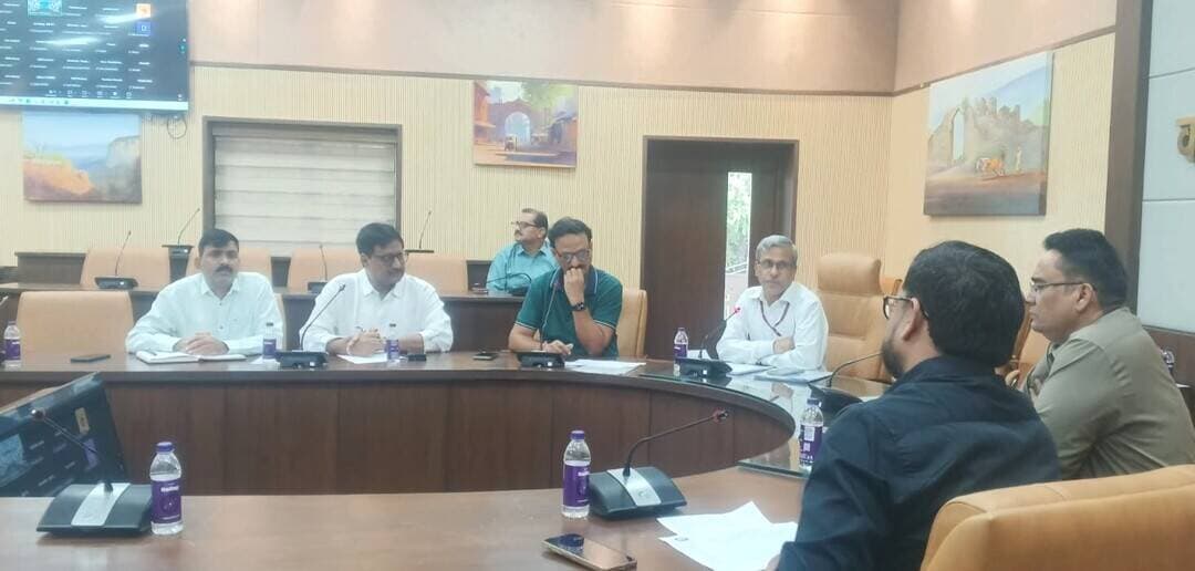 जिला जनगणना हस्तपुस्तिका के कार्यों की समीक्षा के लिए छिंदवाड़ा पहुंचे भारत के उप महारजिस्ट्रार एवं अतिरिक्त मुख्य प्रधान जनगणना अधिकारी डॉ. कुमार
==========================================================
भारत के उप महारजिस्ट्रार एवं अतिरिक्त मुख्य प्रधान जनगणना अधिकारी, जनगणना कार्य निदेशालय मध्यप्रदेश डॉ. विजय कुमार ने छिंदवाड़ा जिले का दौरा कर जिला जनगणना हस्तपुस्तिका के अंतर्गत ग्राम एवं नगर निर्देशिका के निर्माण कार्यों का निरीक्षण किया। उनके साथ जिला जनगणना प्रभारी श्री अनुज सोलंकी भी उपस्थित थे।
दौरे के दौरान डॉ. कुमार ने जिले के सभी चार्ज अधिकारियों के साथ बैठक कर जनगणना संबंधी कार्यों की प्रगति की समीक्षा की। उन्होंने ग्राम एवं नगर निर्देशिका के निर्माण कार्य में दर्ज आंकड़ों की गुणवत्ता, शुद्धता एवं समयबद्धता सुनिश्चित करने के निर्देश दिए।
बैठक में वीडियो कॉन्फ्रेंसिंग के माध्यम से दिए गए निर्देशों के विभिन्न बिंदुओं पर भी विस्तार से चर्चा की गई। अधिकारियों को निर्देशित किया गया कि जनगणना-2027 के डाटा की प्रविष्टियों की नियमित जांच की जाए तथा किसी भी प्रकार की त्रुटि पाए जाने पर समय रहते सुधारात्मक कार्रवाई की जाए। ग्रामीण क्षेत्रों में तहसीलदारों को प्रत्येक ग्राम के डाटा की गहन जांच कराने तथा कम से कम 5 प्रतिशत ग्रामों के डाटा का रैंडम परीक्षण करने के निर्देश दिए गए।
नगरीय क्षेत्रों में संबंधित अधिकारियों को प्रत्येक प्रविष्टि को अच्छी तरह जांचने के बाद ही अप्रूव करने के निर्देश दिए गए। साथ ही यह भी स्पष्ट किया गया कि डाटा अप्रूव होने के बाद उसमें संशोधन की प्रक्रिया अत्यंत जटिल होती है, इसलिए प्रविष्टियों को अप्रूव करने से पूर्व विशेष सावधानी बरती जाए।
बैठक में एडीएम श्री धीरेंद्र सिंह, जिला जनगणना अधिकारी श्री पुष्पेंद्र निगम, नगर निगम आयुक्त श्री सी.पी.राय एवं डिप्टी कमिश्नर श्री कमलेश निर्गुड़कर सहित संबंधित अधिकारी उपस्थित थे।
अतिरिक्त मुख्य प्रधान जनगणना अधिकारी डॉ.कुमार ने अधिकारियों को निर्देश दिए कि जनगणना टीम के कार्यों की प्रतिदिन समीक्षा एवं निगरानी की जाए तथा आवश्यकता के अनुसार संबंधित मैदानी अधिकारियों के साथ बैठक कर उन्हें स्पष्ट दिशा-निर्देश दिए जाएं। उन्होंने कहा कि कार्य में पूर्ण सटीकता के साथ 100 प्रतिशत डेटा एंट्री सुनिश्चित की जाए, ताकि जनगणना संबंधी कार्य निर्धारित समय-सीमा में गुणवत्तापूर्ण तरीके से पूरा हो सके।