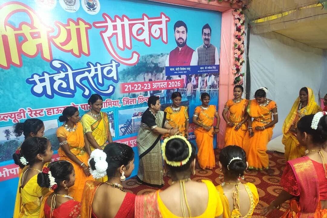 तामिया सावन महोत्सव : हजारों पर्यटकों ने लिया झूलों का आनंद
पूर्व राज्यपाल सुश्री अनुसुईया उइके, लघु उद्योग निगम के अध्यक्ष श्री सतेंद्र भूषण सिंह सहित गणमान्य नागरिक पहुंचे महोत्सव में
रविवार को समापन अवसर पर फोटोग्राफी प्रतियोगिता के विजेताओं को मिलेगा पुरस्कार
==========================================================
तामिया सावन महोत्सव के दूसरे दिन सुहावने मौसम में छिंदवाड़ा जिले सहित मध्यप्रदेश और महाराष्ट्र से आए हजारों पर्यटकों ने आयोजन में सहभागिता की। सावन के झूलों ने पर्यटकों को सबसे अधिक लुभाया। मध्यप्रदेश टूरिज्म बोर्ड व जिला प्रशासन के संयुक्त प्रयासों से आयोजित सावन महोत्सव में शनिवार को पूर्व राज्यपाल सुश्री अनुसुईया उइके ने सहभागिता की और आयोजन की सराहना करते हुए कहा कि होम स्टे छिंदवाड़ा की पहचान बन रहे हैं। उन्होंने ग्रामीण-आदिवासी परिवारों को स्वरोजगार से जोड़ने और उनके द्वारा लगाए गए स्टॉल की खूब प्रशंसा की।
लघु उद्योग निगम के अध्यक्ष श्री सतेंद्र भूषण सिंह ने भी होम स्टे संचालकों का उत्साहवर्धन किया। मध्यप्रदेश टूरिज्म बोर्ड के डायरेक्टर श्री डी.पी. सिंह ने अतिथियों को सावन महोत्सव सहित टूरिस्ट बोर्ड द्वारा छिंदवाड़ा में पर्यटन विकास के लिए किए जा रहे कार्यों की जानकारी दी। होम स्टे परियोजना प्रभारी श्री आर.डी. सिद्दीकी ने होम स्टे विजिट कर चुके देशी-विदेशी सैलानियों और ग्रामीण आय के बारे में जानकारी दी।
कार्यक्रम में चिमटीपुर से आए नृत्य दल ने अपनी प्रस्तुति से समां बांध दिया। कार्यक्रम में जुन्नारदेव एसडीएम सुश्री राजनंदिनी ठाकुर, गणमान्य नागरिक श्री वीरेंद्र राय, डीएटीसीसी के नोडल अधिकारी श्री बलराम राजपूत, पर्यटक प्रबंधक श्री गिरीश लालवानी, तामिया तहसीलदार श्री संजय मशराम सहित अधिकारी-कर्मचारी उपस्थित थे।
नृत्य दल के साथ झूम उठीं पूर्व राज्यपाल - तामिया सावन महोत्सव में शामिल होने आईं पूर्व राज्यपाल सुश्री उइके ने युवा पीढ़ी को आदिवासी संस्कृति से जुड़ने का आह्वान किया और स्वयं मंच पर पहुंचीं तथा नृत्य दल के साथ जबरदस्त तरीके से झूमते हुए नृत्य किया। पूर्व राज्यपाल सुश्री उइके ने नृत्य के लिए विशेष तौर पर परंपरागत आदिवासी जेवर पहने और इसकी विशेषता गिनाई।
फोटोग्राफी प्रतियोगिता के विजेताओं को मिलेगा पुरस्कार - तामिया सावन महोत्सव में हुई फोटोग्राफी प्रतियोगिता के विजेताओं को रविवार शाम समापन समारोह में पुरस्कृत किया जाएगा। इसी दौरान सांस्कृतिक कार्यक्रम भी होंगे। रविवार को सावन के झूले सुबह 8 बजे ही पर्यटकों के लिए उपलब्ध रहेंगे। साथ ही सेल्फी पॉइंट भी सुबह से खुला रहेगा।