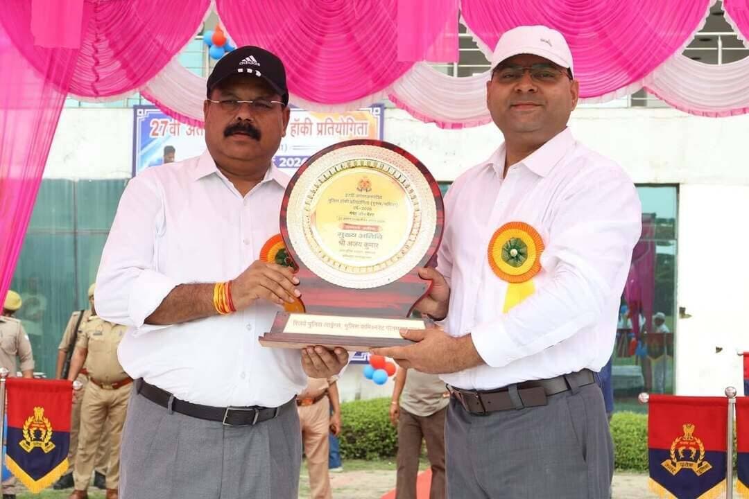 ग्रेटर नोएडा में 27वीं अंतरजनपदीय पुलिस हॉकी प्रतियोगिता का आगाज
ग्रेटर नोएडा के शहीद विजय सिंह पथिक स्टेडियम में मेरठ जोन की 27वीं अंतरजनपदीय पुलिस हॉकी प्रतियोगिता का भव्य शुभारंभ हुआ। प्रतियोगिता का उद्घाटन अपर पुलिस आयुक्त मुख्यालय अजय कुमार ने किया।
पहले दिन पुरुष वर्ग में गौतमबुद्धनगर ने बुलंदशहर को 10-0 से करारी शिकस्त दी, जबकि महिला वर्ग में गाजियाबाद ने हापुड़ को 6-0 और मेरठ ने गौतमबुद्धनगर को 2-0 से हराकर फाइनल में जगह बनाई।
पुरुष वर्ग में मेरठ ने गाजियाबाद को 1-0 से हराया, वहीं बागपत ने सहारनपुर को 6-1 से मात देकर सेमीफाइनल में प्रवेश किया। प्रतियोगिता के अगले मुकाबले 23 अगस्त को खेले जाएंगे।