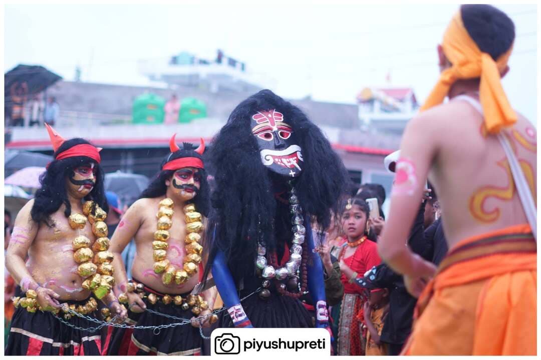 ⬇️आठूँ मेला 2026 के चौथे दिन उमड़ी हजारों की भीड़, मानस स्कूल की हिलजात्रा ने जीता दिल⬇️
पिथौरागढ़ में श्री रामलीला प्रबन्धकारिणी समिति द्वारा आयोजित आठूँ मेला 2026 के चौथे दिन रिमझिम बारिश के बीच भी मेले में हजारों की संख्या में लोगों की भीड़ उमड़ी। खराब मौसम के बावजूद लोगों का उत्साह कम नहीं हुआ और देर शाम तक मेला क्षेत्र में चहल-पहल बनी रही।
चौथे दिन मेले का प्रमुख आकर्षण मानस स्कूल द्वारा प्रस्तुत हिलजात्रा रही। विद्यार्थियों ने पारंपरिक हिलजात्रा के विभिन्न पात्रों और लोक परंपराओं को आकर्षक ढंग से प्रस्तुत किया। शानदार प्रस्तुति ने दर्शकों का मन मोह लिया और लोगों ने तालियों के साथ कलाकारों का उत्साह बढ़ाया।
मेले में विभिन्न खेल प्रतियोगिताओं का भी आयोजन किया गया, जिसमें क्षेत्र के विद्यालयों के छात्र-छात्राओं ने बढ़-चढ़कर प्रतिभाग किया। खिलाड़ियों ने अपनी प्रतिभा और खेल भावना का प्रदर्शन करते हुए प्रतियोगिताओं को रोमांचक बना दिया।
आठूँ मेले के चौथे दिन सांस्कृतिक कार्यक्रमों, लोक परंपराओं और खेल गतिविधियों का अनूठा संगम देखने को मिला। बारिश के बावजूद बड़ी संख्या में लोगों की मौजूदगी ने मेले की रौनक बढ़ा दी। आयोजन समिति की ओर से मेले को सफल बनाने के लिए लगातार व्यवस्थाएं की जा रही हैं।
आठूँ मेला न केवल मनोरंजन का माध्यम बन रहा है, बल्कि स्थानीय लोकसंस्कृति, परंपराओं और प्रतिभाओं को मंच देने का महत्वपूर्ण अवसर भी साबित हो रहा है। चौथे दिन उमड़ी भीड़ और हिलजात्रा की शानदार प्रस्तुति ने मेले की यादगार शाम को और खास बना दिया।