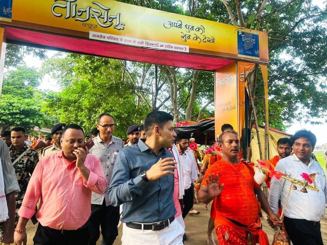 श्रावणी मेला के सफल, सुगम एवं सुरक्षित संचालन को लेकर आज जिलाधिकारी, बांका द्वारा कांवरिया पथ का व्यापक एवं सघन स्थलीय निरीक्षण किया गया। निरीक्षण की शुरुआत धौरी गेट से की गई, जिसके पश्चात जिलाधिकारी ने धौरी से जोरिपार होते हुए रंगनिया टेंट सिटी तक कांवरिया पथ पर पैदल भ्रमण कर सभी बुनियादी व्यवस्थाओं का बारीकी से जायजा लिया। तत्पश्चात जिलेबिया मोड़ होते हुए अबरखा तक की व्यवस्थाओं का निरीक्षण किया गया।
निरीक्षण के दौरान जिलाधिकारी ने कांवरिया पथ पर साफ-सफाई, चिकित्सा शिविर, विद्युत एवं प्रकाश व्यवस्था, पेयजल आपूर्ति तथा टेंट सिटी में कांवरियों के ठहराव व विश्राम की सुविधाओं का सूक्ष्मता से अवलोकन किया।
निरीक्षण के मुख्य बिंदु एवं दिए गए प्रमुख निर्देश:
निरीक्षण के क्रम में कुछ सेवा शिविरों के आस-पास गंदगी पाए जाने पर जिलाधिकारी ने कड़ी नाराजगी व्यक्त की। उन्होंने संबंधित संचालकों को सख्त हिदायत देते हुए कहा कि शिविर परिसर एवं आसपास नियमित स्वच्छता बनाए रखें। यदि भविष्य में इसकी पुनरावृत्ति पाई गई, तो संबंधित सेवा शिविर को तत्काल प्रभाव से ब्लैकलिस्ट कर दिया जाएगा।
:
कांवरिया पथ पर कतिपय निजी दुकानदारों द्वारा अनावश्यक रूप से पानी बहाए जाने की स्थिति पर संज्ञान लेते हुए दुकानदारों को जल की बर्बादी तुरंत रोकने की चेतावनी दी गई। साथ ही कांवरिया पथ के आध्यात्मिक और शांत परिवेश को बनाए रखने के लिए सभी सेवा शिविर संचालकों एवं निजी दुकानदारों को तेज आवाज में लाउडस्पीकर या डीजे/म्यूजिक सिस्टम न बजाने के सख्त निर्देश दिए गए। जिलाधिकारी ने कहा कि अत्यधिक ध्वनि से पदयात्री कांवरियों के ध्यान और विश्राम में व्यवधान उत्पन्न होता है, अतः ध्वनि के स्तर को नियंत्रित और मर्यादित रखा जाए।
जिलाधिकारी ने सभी संबंधित सेक्टर दंडाधिकारियों एवं पदाधिकारियों को निर्देश दिया कि वे अपने-अपने क्षेत्र में सतत भ्रमणशील (मोबाइल) रहकर स्थिति पर पैनी नजर रखें, पानी के दुरुपयोग पर पूर्ण नियंत्रण एवं लाउड स्पीकर पर तेज ध्वनि को रोक लगाने हेतु सतत भ्रमणशील रह कर व्यवस्था सुनिश्चित कराएं।
कच्चे कांवरिया पथ पर भ्रमण के दौरान जिलाधिकारी ने मार्ग से गुजर रहे श्रद्धालु कांवरियों से बातचीत की और प्रशासन द्वारा उपलब्ध कराई जा रही सुविधाओं (पेयजल, आवासन, शौचालय, स्वास्थ्य आदि) के संबंध में उनका फीडबैक लिया।
पथ पर स्थित सभी निजी दुकानों पर निर्धारित मूल्य तालिका (रेट चार्ट) अनिवार्य रूप से प्रदर्शित करने तथा कांवरिया पथ पर समुचित एवं निर्बाध प्रकाश (लाइटिंग) व्यवस्था दुरुस्त रखने के निर्देश दिए गए, ताकि रात्रि में भी श्रद्धालुओं को किसी प्रकार की असुविधा न हो।
निरीक्षण के अंतिम चरण में जिलाधिकारी ने अबरखा टेंट सिटी का निरीक्षण किया, जहां उन्होंने पर्यटन/कला संस्कृति विभाग द्वारा आयोजित सांस्कृतिक कार्यक्रमों की व्यवस्था देखी तथा 'जीविका दीदी की रसोई' द्वारा उपलब्ध कराए जा रहे खान-पान की गुणवत्ता का फीडबैक लिया।
जिलाधिकारी ने स्पष्ट किया कि बांका जिला प्रशासन कांवरियों की सेवा, सुरक्षा और सुविधा के लिए पूरी तरह तत्पर है और किसी भी स्तर पर लापरवाही बर्दाश्त नहीं की जाएगी।