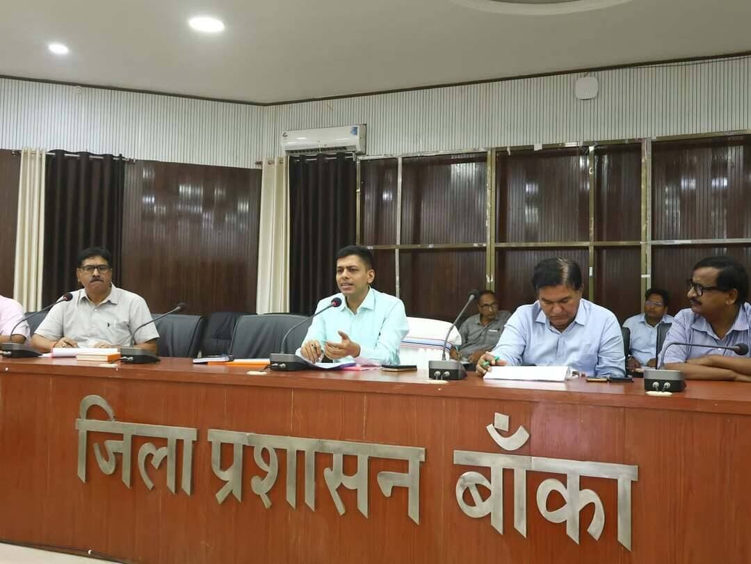 जिला पदाधिकारी, बांका श्री अंशुल अग्रवाल की अध्यक्षता में स्वास्थ्य विभाग द्वारा चलाए जा रहे विभिन्न कार्यक्रमों एवं योजनाओं की समीक्षा बैठक समाहरणालय सभागार में आयोजित की गई।
बैठक में एएनसी, संस्थागत प्रसव, सी-सेक्शन, पूर्ण टीकाकरण, परिवार नियोजन, टीबी, आयुष्मान भारत, टेली-कंसल्टेशन, रेफरल सहित अन्य स्वास्थ्य सेवाओं एवं अस्पतालों की व्यवस्था की समीक्षा की गई।
बैठक में पिछले माह की तुलना में विभिन्न स्वास्थ्य कार्यक्रमों में हुई प्रगति पर चर्चा की गई । जिन प्रखंडों एवं स्वास्थ्य संस्थानों की उपलब्धि अभी भी कम है, वहां विशेष प्रयास कर सुधार करने का निर्देश दिया गया।
एएनसी एवं संस्थागत प्रसव की समीक्षा के दौरान पिछले माह की तुलना में हुई प्रगति पर संतोष व्यक्त किया गया। संस्थागत प्रसव में जिले की उपलब्धि 48.69 प्रतिशत से बढ़कर 69.26 प्रतिशत हो गई है। इसी प्रकार सी-सेक्शन सेवाओं में जिले की उपलब्धि 22.18 प्रतिशत से बढ़कर 42.55 प्रतिशत हो गई है। रात्रि में किए गए सी-सेक्शन की संख्या 02 से बढ़कर 10 हो गई है।
बैठक में यह भी बताया गया कि पूर्व की तुलना में मरीजों के रेफरल में कमी आई है, जो स्वास्थ्य संस्थानों में बेहतर उपचार एवं सेवाएं उपलब्ध होने का सकारात्मक परिणाम है। इसके साथ ही सदर अस्पताल, बांका में सर्जरी की संख्या में भी पूर्व की तुलना में बढ़ोतरी हुई है। जिला पदाधिकारी ने इस प्रगति को बनाए रखने तथा सर्जरी सहित अन्य स्वास्थ्य सेवाओं को और बेहतर करने का निर्देश दिया।
परिवार नियोजन कार्यक्रम में जिले की उपलब्धि 26.63 प्रतिशत से बढ़कर 36.08 प्रतिशत हो गई है। कम उपलब्धि वाले क्षेत्रों के कारणों की पहचान कर विशेष कार्ययोजना बनाने का निर्देश दिया गया। साथ ही सी-सेक्शन सेवाओं को और मजबूत करने, ब्लड स्टोरेज यूनिट को बेहतर तरीके से संचालित करने तथा अनावश्यक रेफरल को और कम करने पर जोर दिया गया।
परिवार नियोजन में कम उपलब्धि वाले क्षेत्रों में जागरूकता बढ़ाने, संभावित लाभार्थियों से संपर्क करने तथा प्रोत्साहन राशि के भुगतान की स्थिति की नियमित समीक्षा करने का निर्देश दिया गया।
पूर्ण टीकाकरण एवं नियमित टीकाकरण कार्यक्रम की समीक्षा में पिछले माह की तुलना में हुई प्रगति पर संतोष व्यक्त किया गया। जिला पदाधिकारी ने निर्देश दिया कि जिन क्षेत्रों में टीकाकरण की उपलब्धि कम है, वहां लाभार्थियों की पहचान कर विशेष अभियान चलाया जाए। उन्होंने शत-प्रतिशत टीकाकरण सुनिश्चित करने के लिए नियमित मॉनिटरिंग करने का भी निर्देश दिया।
बैठक में टीबी एवं अन्य राष्ट्रीय स्वास्थ्य कार्यक्रमों की भी समीक्षा की गई। जिला पदाधिकारी ने कहा कि कार्यक्रमों की उपलब्धि में सुधार के साथ-साथ संबंधित पोर्टल पर सही एवं समय पर डेटा की प्रविष्टि भी सुनिश्चित की जाए। उन्होंने कहा कि गलत या विलंब से की गई रिपोर्टिंग के कारण जिले की वास्तविक उपलब्धि प्रभावित नहीं होनी चाहिए।
आयुष्मान भारत योजना के तहत कार्ड निर्माण एवं क्लेम सबमिशन की स्थिति की भी समीक्षा की गई। जिन संस्थानों में उपलब्धि कम है, वहां तकनीकी एवं अन्य समस्याओं का जल्द समाधान कर कार्य में तेजी लाने का निर्देश दिया गया।
बैठक के दौरान कम उपलब्धि वाले प्रखंडों एवं स्वास्थ्य संस्थानों के कार्यों पर गंभीरता से चर्चा की गई। जिला पदाधिकारी ने संबंधित अधिकारियों को सुधार के लिए ठोस एवं समयबद्ध कार्ययोजना बनाने का निर्देश दिया।
विशेष रूप से शंभूगंज एवं बेलहर प्रखंड में कम उपलब्धि तथा कार्यों में लापरवाही को लेकर प्रभारी चिकित्सा पदाधिकारी और प्रखंड स्वास्थ्य प्रबंधक से स्पष्टीकरण पूछने का निर्देश दिया गया। जिला पदाधिकारी ने स्पष्ट कहा कि सभी कार्यक्रमों में लक्ष्य के अनुसार प्रगति सुनिश्चित की जाए। जहां अपेक्षित सुधार नहीं होगा, वहां संबंधित लोगों की जिम्मेदारी तय कर आवश्यक कार्रवाई की जाएगी।
जिला पदाधिकारी ने अस्पतालों में मरीजों एवं उनके परिजनों के साथ संवेदनशील, सहयोगात्मक एवं विनम्र व्यवहार करने पर विशेष जोर दिया। उन्होंने कहा कि डॉक्टर, नर्स, एएनएम, सुरक्षा गार्ड, रजिस्ट्रेशन काउंटर सहित सभी कर्मियों को अपने दायित्वों का सही ढंग से निर्वहन करना होगा। किसी भी मरीज या उनके परिजनों को अनावश्यक परेशानी न हो, इसके लिए सभी आवश्यक व्यवस्था सुनिश्चित करने का निर्देश दिया गया।
बैठक में सिविल सर्जन, बांका द्वारा अस्पतालों की साफ-सफाई, दवाओं की उपलब्धता, स्ट्रेचर एवं व्हीलचेयर की व्यवस्था, इमरजेंसी सेवाओं तथा एम्बुलेंस की उपलब्धता की भी समीक्षा की गई। एम्बुलेंस की गतिविधियों का मूवमेंट रजिस्टर नियमित रूप से संधारित करने तथा आपातकालीन स्थिति में मरीजों को तुरंत आवश्यक सुविधा उपलब्ध कराने का निर्देश दिया गया। बिजली बाधित होने की स्थिति में जनरेटर एवं अन्य वैकल्पिक व्यवस्थाओं की नियमित जांच करने को भी कहा गया।
जिला पदाधिकारी ने कहा कि स्वास्थ्य संस्थानों में ऐसी कोई स्थिति नहीं होनी चाहिए, जिससे मरीजों को परेशानी हो या स्वास्थ्य विभाग की छवि प्रभावित हो। सभी अधिकारियों को अपने-अपने क्षेत्र की नियमित मॉनिटरिंग कर कमियों को समय रहते दूर करने का निर्देश दिया गया।
जिला पदाधिकारी द्वारा बांका जिला अंतर्गत सभी सरकारी अस्पतालों एवं स्वास्थ्य केंद्रों में पदस्थापित पदाधिकारियों तथा स्वास्थ्य कर्मियों की शत-प्रतिशत बायोमैट्रिक उपस्थिति सुनिश्चित करने का सख्त निर्देश दिया गया।
सभी स्वास्थ्य संस्थानों की कार्यप्रणाली, संस्थागत प्रसव, आवश्यक दवाओं एवं जीवनरक्षक उपकरणों की निर्बाध उपलब्धता तथा स्वास्थ्य विभाग के नव-निर्मित भवनों को शीघ्र क्रियाशील बनाने का आदेश दिया गया।
जिला पदाधिकारी द्वारा निजी अल्ट्रासाउंड केंद्रों एवं पैथोलॉजी जांच घरों की नियमित जांच व सतत निगरानी करने तथा मानकों के विपरीत संचालित संस्थानों पर त्वरित कानूनी कार्रवाई करने का निर्देश दिया गया।
जिला पदाधिकारी द्वारा जिले में ब्लड बैंक सेंटर को अविलंब पूरी तरह क्रियाशील बनाने एवं परिवार नियोजन (फैमिली प्लानिंग) योजना के तहत लाभार्थियों की लंबित राशि का शीघ्र वितरण सुनिश्चित करने को कहा गया।
जिला पदाधिकारी द्वारा जिले के दूरस्थ एवं ग्रामीण क्षेत्रों में निवास करने वाले आमजनों तक सरकारी स्वास्थ्य योजनाओं एवं प्राथमिक चिकित्सा सुविधाओं की पहुंच सुनिश्चित करने का निर्देश दिया गया।
बैठक के अंत में जिलाधिकारी ने स्पष्ट निर्देश दिया कि प्रत्येक स्वास्थ्य कार्यक्रम की उपलब्धि में लगातार सुधार दिखना चाहिए। सभी संबंधित अधिकारियों एवं स्वास्थ्यकर्मियों को लक्ष्य के अनुसार कार्य करने का निर्देश दिया गया। उन्होंने कहा कि जहां अपेक्षित सुधार नहीं होगा और कार्यों में लापरवाही पाई जाएगी, वहां संबंधित लोगों की जवाबदेही तय करते हुए आवश्यक कार्रवाई की जाएगी।
उक्त बैठक में डॉ. जितेन्द्र कुमार सिंह, सिविल सर्जन, प्रभारी संचारी रोग पदाधिकारी, प्रभारी गैर संचारी रोग पदाधिकारी, जिला कार्यक्रम प्रबंधक, जिला लेखा प्रबंधक, जिला अनुश्रवण एवं मूल्यांकन पदाधिकारी, जिला सामुदायिक उत्प्रेरक, अनुश्रवण एवं मूल्यांकन पदाधिकारी (DMHP), जिला सलाहकार गुणवत्ता यकीन, सभी प्रभारी चिकित्सा पदाधिकारी, प्रखंड स्वास्थ्य प्रबंधक, प्रखंड सामुदायिक उत्प्रेरक, जिला कार्यक्रम समन्वयक, आयुष्मान भारत एवं अन्य स्वास्थ्यकर्मी मौजूद थे।