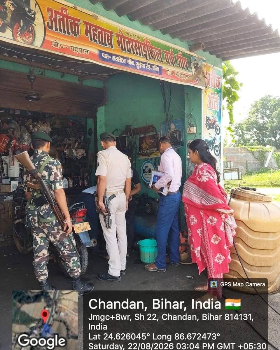 जिला पदाधिकारी के निदेशानुसार श्रावणी मेला अवधि में कांवरिया पथ पर सघन रूप से धावादल का संचालन किया जा रहा है। गठित धावादल का संचालन 02 टीमों के द्वारा 02 अलग-अलग प्रखंडों में किया जा रहा है। आज टीम-01 में श्री दिवाकर कुमार, श्रम प्रवर्तन पदाधिकारी, बेलहर, श्री रंजन कुमार सिन्हा, श्रम प्रवर्तन पदाधिकारी, बाँका सदर, श्री कृष्ण भूषण, श्रम प्रवर्तन पदाधिकारी, रजौन, टीम-02 में सुश्री रीचा कुमारी, श्रम प्रवर्तन पदाधिकारी, कटोरिया, श्री कुमार गौरव, श्रम प्रवर्तन पदाधिकारी, बौंसी, श्री अमन प्रकाश, श्रम प्रवर्तन पदाधिकारी, धोरैया, श्री मनोज कुमार, श्रम प्रवर्तन पदाधिकारी, चांदन, श्री टुनटुन कुमार, श्रम प्रवर्तन पदाधिकारी, बाराहाट के द्वारा धावादल का संचालन किया गया ।
धावादल के टीमों के द्वारा महताव गैराज, सतलवा चौक, सुईया रोड, चांदन से 01 बाल श्रमिक को विमुक्त कराया गया। उनके द्वारा कांवरिया पथ पर विभिन्न दुकानों में सघन एवं औचक निरीक्षण किया गया तथा नियोजकों से एक शपथ-पत्र लिया गया कि उनके द्वारा किसी भी रूप में बाल श्रमिकों को नियोजित नहीं किया जायेगा।
विमुक्त बाल श्रमिक को बाल कल्याण समिति, बांका को सुपुर्द किया गया। विमुक्त बाल श्रमिकों को 3,000 रु० तत्काल आर्थिक सहायता दिया जाएगा। साथ ही मुख्यमंत्री राहत कोष से उसके नाम 25,000 रु० (Fixed Deposit) का सावधि जमा किया जाएगा।
दोषी नियोजकों के विरुद्ध प्राथमिकी दर्ज की जा रही है। साथ ही एम०सी० मेहता बनाम तमिलनाडु सरकार में पारित आदेश के आलोक में नियोजकों के विरुद्ध कार्रवाई कर उनसे 20,000 रु० की राशि वसूली की जाएगी। तथा न्यूनतम मजदूरी अधिनियम-1948 के अंतर्गत कार्रवाई भी जाएगी। श्रम संसाधन एवं प्रवासी श्रमिक कल्याण विभाग, बिहार सरकार तथा जिला प्रशासन, बांका के द्वारा सभी दुकान/प्रतिष्ठान मालिकों से अपील की जाती है कि किसी भी प्रकार में बाल श्रमिकों को अपने प्रतिष्ठान में नियोजित न करें। उल्लंघन करते हुए पाये जाने पर संबंधित प्रतिष्ठान के मालिकों पर सख्त कानूनी कार्रवाई की जाएगी।
