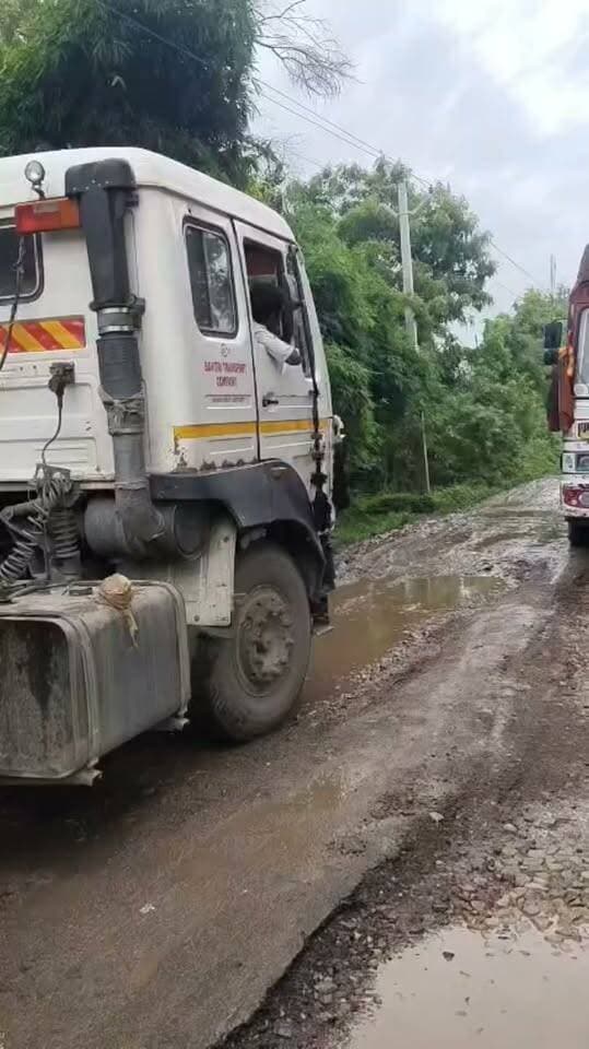 चित्रकूट बोड़ी पोखरी से सरैया मार्ग में भारी वाहनों के संचालन से ग्रामीण परेशान
ग्रामीणों ने डीएम को ज्ञापन सौंप रूट डायवर्जन किए जाने की उठाई मांग
मामला चित्रकूट जनपद के रैपुरा थाना क्षेत्र अंतर्गत वोडी पोखरी से सरैया मार्ग का है जहां भारी वाहनों के संचालन से अगरहुंड़ा सहित क्षेत्र के ग्रामीण परेशान है । उक्त समस्या को लेकर ग्रामीण उदयवीर सिंह के नेतृत्व में ग्रामीणों ने आज शनिवार की सुबह 11:00 बजे कलेक्ट्रेट पहुंचकर जिला अधिकारी को ज्ञापन सौंपा है और भारी वाहनों का रूट डायवर्जेंट किए जाने की मांग की है
ग्रामीण उदयवीर सिंह ने बताया की बोडी पोखरी से सरैया मार्ग में लगातार भारी वाहनों के संचालन से मार्ग पूरी तरह से क्षतिग्रस्त हो गया है और लगातार भारी वाहनों के चलते स्थानीय लोग परेशान है। लगातार भारी वाहनों के संचालन से रोड में जाम लग जाता है जिससे लोगों को रोजमर्रा के कार्यों के लिए आवागमन करने में परेशानी होती है
उन्होंने बताया कि न तो समय पर बच्चे स्कूल पाते और तो और कई बार एंबुलेंस भी फंस चुकी है जिसमें मरीज की जान पर बन आती है जिससे उन्होंने मांग किया है कि भारी वाहनों का रूट डायवर्जन करते हुए भारी वाहनों को पुलिस लाइन होते हुए खोह के पास से निकाला जाए
