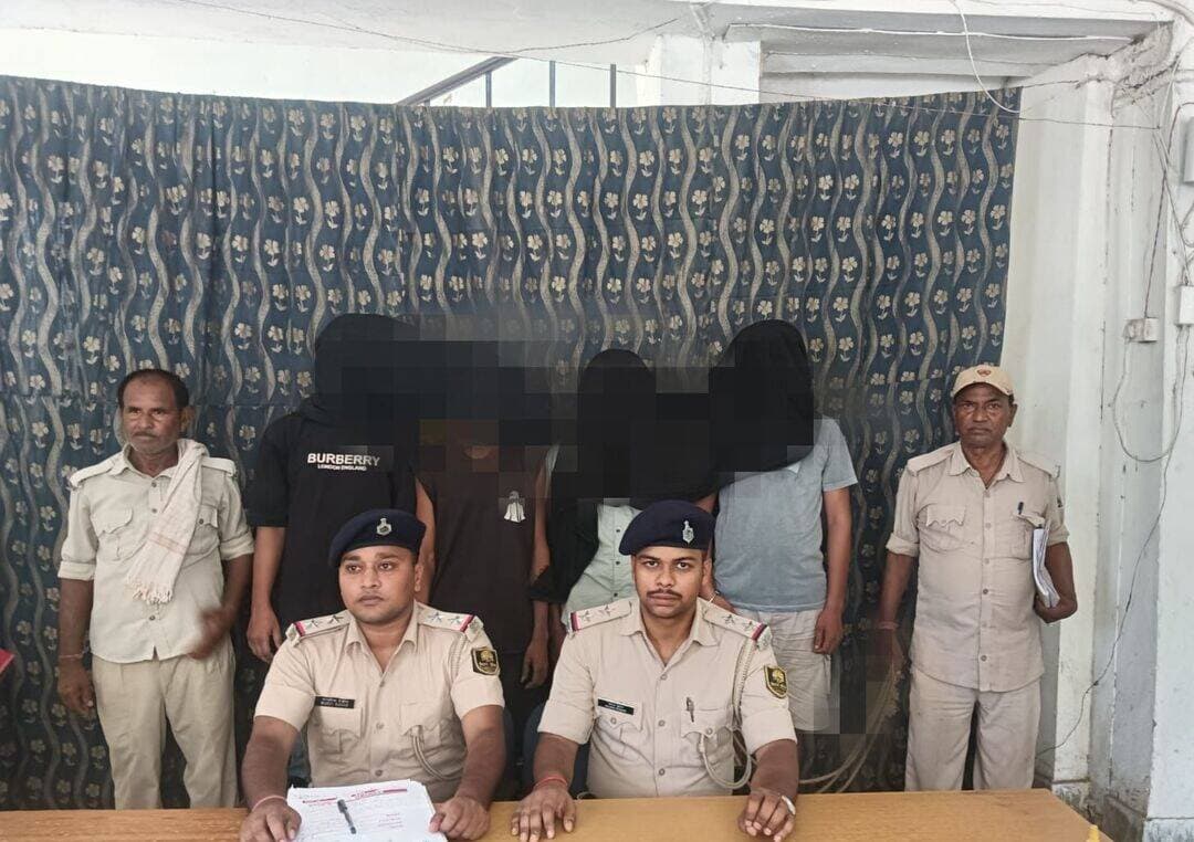 मेजरगंज थाना अंतर्गत चोरी की मोटरसाइकिल के साथ 02 व्यक्तियों तथा हत्या के प्रयास से संबंधित मामले में 02 व्यक्तियों सहित कुल 04 व्यक्तियों को गिरफ्तार किया गया है। इस संबंध में क्रमशः कांड संख्या-307/26 एवं 308/26 दर्ज किया गया है। अग्रेतर विधिसम्मत कार्रवाई की जा रही है।