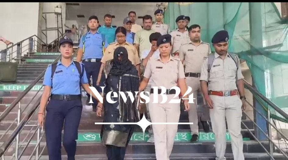 তিস্তা-তোর্সা এক্সপ্রেসে প্রায় ২৫কেজি গাঁজা উদ্ধার,দুই যাত্রী গ্রেফতার।ট্রেনে গাঁজা পাচারের অভিযোগে দুই যাত্রীকে গ্রেফতার করল শিলিগুড়ি জিআরপি SOG ও এনজেপি জিআরপির সাদা পোশাক পুলিশের যৌথ দল।ডাউন তিস্তা-তোর্সা এক্সপ্রেসের এসি A1 কামরা থেকে তাঁদের আটক করা হয়।তল্লাশি চালিয়ে উদ্ধার হয়েছে মোট ২৪কেজি ৭০০গ্রাম গাঁজা।উদ্ধার হওয়া মাদকের বাজারমূল্য বেশ কয়েক লক্ষ টাকা বলে প্রাথমিকভাবে জানা গিয়েছে।পুলিশ সূত্রে জানা গিয়েছে,ধৃতরা হলেন সোমনাথ সাহা (৩৫),নবদ্বীপের বাসিন্দা ও রূপালি রায় (৩১)শিলিগুড়ির ভক্তিনগরের সাউডাঙ্গী হাট এলাকার বাসিন্দা।তাঁরা ধুপগুড়ি থেকে ট্রেনে উঠেছিলো ও নবদ্বীপের দিকে যাওয়ার কথা ছিল বলে তদন্তকারীদের দাবি।গোপন সূত্রে গাঁজা পাচারের খবর পেয়ে অভিযানে নামে শিলিগুড়ি জিআরপির SOG টিম ও এনজেপি স্টেশনের জিআরপির সাদা পোশাকের পুলিশের দল।ডাউন তিস্তা-তোর্সা এক্সপ্রেসের এসি A1কামরায় তল্লাশি চালিয়ে প্রথমে দু’জনকে আটক করা হয়।এরপর তাঁদের সঙ্গে থাকা দুটি পিঠব্যাগ ও একটি লাগেজ ব্যাগে তল্লাশি চালাতেই উদ্ধার হয় গাঁজা।উদ্ধার হওয়া মাদকের ওজন ২৪কেজি ৭০০গ্রাম বলে পুলিশ জানিয়েছে।এরপরই দু’জনকে গ্রেফতার করা হয়।পুলিশের প্রাথমিক অনুমান,এই বিপুল পরিমাণ গাঁজা পাচারের উদ্দেশ্যেই তাঁরা ট্রেনে যাত্রা করছিলো।তবে গাঁজা কোথা থেকে সংগ্রহ করা হয়েছিল ও কোথায় তা পৌঁছে দেওয়ার পরিকল্পনা ছিল,তা জানতে তদন্ত শুরু হয়েছে।ধৃত দু’জনের বিরুদ্ধে NDPS আইনে মামলা রুজু করা হয়েছে।পাচারচক্রের সঙ্গে আরও কেউ যুক্ত রয়েছে কি না,সেই বিষয়টিও খতিয়ে দেখছেন তদন্তকারীরা।এদিন ধৃতদের জলপাইগুড়ি আদালতে পেশ করে পুলিশ রিমান্ডের আবেদন জানাবে বলে জানা গেছে এনজেপি জিআরপি সূত্রে।