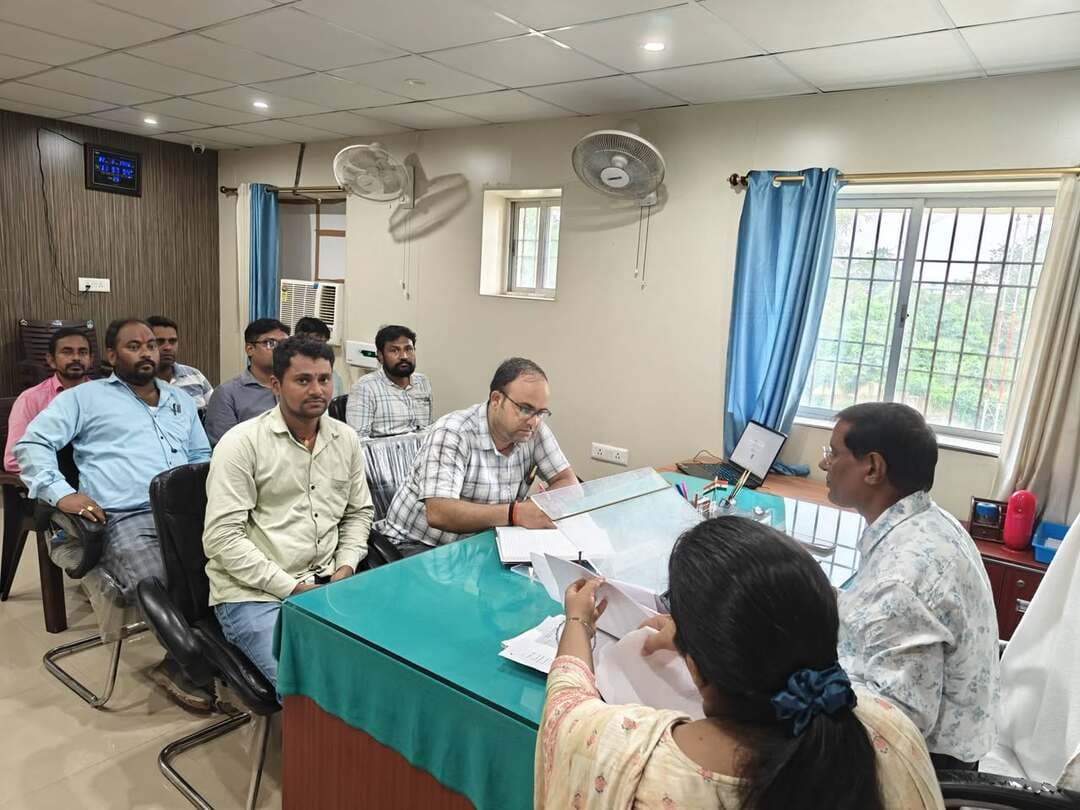 प्रखंड कार्यालय में बीडीओ ने आवास सहायकों के साथ किया बैठक