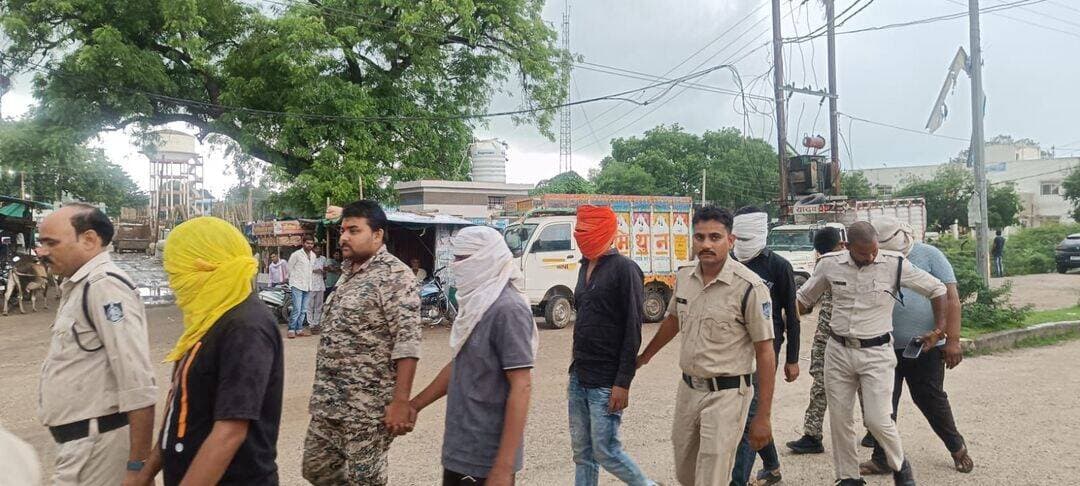 प्रेस-नोट
जिला दतिया
*थाना भाण्डेर पुलिस ने जुए के फड़ पर दविश देकर 7 जुआरियों को गिरफ्तार कर ₹40,100 नकदी जप्त की*
श्रीमान पुलिस अधीक्षक दतिया महोदय श्री मयूर खण्डेलवाल जी के निर्देशन में एवं श्रीमान अतिरिक्त पुलिस अधीक्षक महोदय श्री मनजीत सिहं चावला जी तथा श्रीमान एसडीओपी महोदय भाण्डेर श्री पूनम चंद्र यादव के नेतृत्व में चलाए जा रहे अभियान में अवैध जुआ सट्टा के विरुद्ध कार्यवाही के दौरान थाना भाण्डेर पुलिस को दिनांक 21.08.2026 की रात्रि में मुखबिर से सूचना प्राप्त हुई कि चिरगांव-भाण्डेर रोड पर पुल के पास, मौजा बिछौदना में कुछ व्यक्ति जुआ खेलने के लिए एकत्रित हुए हैं। उक्त सूचना पर थाना प्रभारी भाण्डेर निरीक्षक सपना शर्मा के नेतृत्व में पुलिस टीम द्वारा तत्काल मौके पर दबिश दी गई।
पुलिस टीम ने मौके से 7 आरोपियों को पकड़ा, जिनके नाम निम्नानुसार है
1.बबी पुत्र रामहजूर यादव, उम्र 19 वर्ष, निवासी ग्राम पेंता, थाना उनाव, जिला दतिया।
2.विजय पाल पुत्र प्रेमपाल, उम्र 45 वर्ष, निवासी निवी, थाना चिरगांव, जिला झांसी।
3.धर्मेन्द्र पुत्र हरीराम कुशवाहा, उम्र 26 वर्ष, निवासी निवी, थाना चिरगांव, जिला झांसी।
4.प्रेमनारायण पुत्र बृजकिशोर कुशवाहा, उम्र 33 वर्ष, निवासी सरसई रोड, भाण्डेर।
5.विशाल यादव पुत्र बिरजू यादव, उम्र 19 वर्ष, निवासी ग्राम हरदेई, थाना गोदन।
6.बॉबी यादव पुत्र मुरारी यादव, उम्र 20 वर्ष, निवासी सिकंदरपुर, भाण्डेर।
7.अखिल पुत्र मनोज श्रीवास्तव, उम्र 31 वर्ष, निवासी सिकंदरपुर, भाण्डेर।
पुलिस द्वारा मौके से ₹40,100/- नगद एवं 52 पत्तों की एक ताश की गड्डी जप्त की गई। प्रकरण में धारा 13 जुआ अधिनियम के तहत वैधानिक कार्यवाही की गई। जुआ खेल रहे 9 अन्य आरोपी पुलिस को देखकर मौके से फरार हो गए, जिनकी तलाश एवं पहचान के प्रयास किए जा रहे हैं।
*महत्वपूर्ण भूमिका*
सम्पूर्ण कार्यवाही में थाना प्रभारी भाण्डेर निरीक्षक सपना शर्मा के नेतृत्व में उनि. श्वेता सिकरवार, प्रआर. 532 अवधेष दीक्षित, आर. 618 पुष्पेन्द्र यादव, आर. 802 महेश कौरव, आर. 1015 राजीव दुबे, आर. 924 गादीपाल, आर. 119 नीरज नागर, आर. 366 दिलीप दोहरे, आर. 996 अमित शर्मा एवं आर. 210 दीपक बघेल की महत्वपूर्ण भूमिका रही।