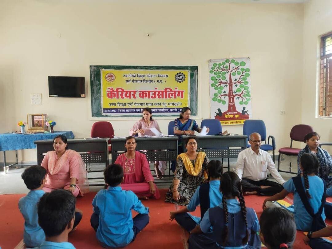 🔳ग्रामीण क्षेत्र के विद्यार्थियों को दिया कैरियर निर्माण का मार्गदर्शन
🔳कटनी - ग्रामीण एवं शहरी क्षेत्रों के विद्यार्थियों को उनके उज्ज्वल भविष्य के लिए कैरियर संबंधी मार्गदर्शन उपलब्ध कराने के उद्देश्य से कलेक्टर श्री आशीष तिवारी के निर्देशन में जिला रोजगार कार्यालय कटनी द्वारा शासकीय हाई स्कूल मझगवां एवं शासकीय हाई स्कूल पठरा में कैरियर काउंसलिंग कार्यक्रम आयोजित किया गया।
कार्यक्रम में जिला रोजगार कार्यालय के काउंसलर एवं विषय विशेषज्ञों ने विद्यार्थियों को कैरियर निर्माण, रोजगार एवं स्वरोजगार के अवसरों के साथ एकाग्रता, तनाव प्रबंधन, समय प्रबंधन एवं योग के संबंध में महत्वपूर्ण जानकारी दी। विद्यार्थियों को नियमित अभ्यास, बेहतर समय प्रबंधन और सकारात्मक सोच के माध्यम से एकाग्रता बढ़ाने तथा परीक्षा एवं भविष्य की चुनौतियों का तनावमुक्त होकर सामना करने के उपाय बताए गए।
विषय विशेषज्ञों ने कक्षा 10वीं के बाद उपलब्ध विभिन्न तकनीकी एवं व्यावसायिक पाठ्यक्रमों की जानकारी देते हुए आईटीआई एवं पॉलिटेक्निक में प्रवेश, विभिन्न ट्रेड एवं पाठ्यक्रमों से मिलने वाले रोजगार के अवसर तथा कौशल विकास के महत्व पर विस्तार से प्रकाश डाला। विद्यार्थियों ने कैरियर एवं रोजगार से संबंधित विभिन्न प्रश्न पूछे, जिनका विशेषज्ञों द्वारा समाधान किया गया।
विद्यार्थियों ने कहा कि ग्रामीण क्षेत्र में इस प्रकार के कैरियर काउंसलिंग कार्यक्रम उनके लिए बेहद उपयोगी हैं। इनसे उन्हें अपनी रुचि एवं क्षमता के अनुसार कैरियर का चयन करने तथा रोजगार एवं स्वरोजगार के विभिन्न अवसरों की जानकारी प्राप्त करने में सहायता मिलती है। विद्यार्थियों ने कार्यक्रम आयोजित करने के लिए कलेक्टर श्री आशीष तिवारी एवं जिला रोजगार कार्यालय के प्रति आभार व्यक्त किया।
यह कार्यक्रम कार्यक्रम प्रभारी जिला रोजगार अधिकारी श्रीमती सुषमा विश्वकर्मा एवं काउंसलिंग प्रभारी श्री अनिल कुमार तिवारी के मार्गदर्शन में संपन्न हुआ। कार्यक्रम में शासकीय हाई स्कूल मझगवां के प्राचार्य श्री दिलीप प्यासी, शासकीय हाई स्कूल पठरा की प्राचार्य श्रीमती लक्ष्मी अहिरवार सहित विद्यालयों के शिक्षकगण उपस्थित रहे। जिला रोजगार कार्यालय की ओर से काउंसलिंग प्रभारी श्री अनिल कुमार तिवारी, काउंसलर एवं विषय विशेषज्ञों ने विद्यार्थियों का मार्गदर्शन किया।
#JansamparkMP
#CMMadhyaPradesh
#DrMohanYadav51
#udaypratapmp
#jbpcommissioner
#katni
#कटनी