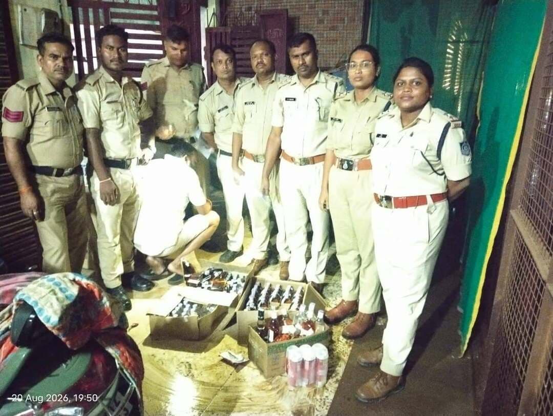 🔳हिरवारा में अवैध मदिरा के ठिकाने पर आबकारी विभाग की कार्रवाई
🔳रिहायशी मकान में दबिश देकर 31.5 बल्क लीटर मदिरा जब्त, 19 हजार 500 रुपये की अवैध शराब बरामद
🔳कटनी - जिले में अवैध मदिरा के निर्माण, संग्रहण, परिवहन और विक्रय के खिलाफ आबकारी विभाग ने कार्रवाई तेज कर दी है। कलेक्टर श्री आशीष तिवारी के निर्देश पर चलाए जा रहे विशेष अभियान के तहत आबकारी अमले ने ग्राम हिरवारा में दबिश देकर अवैध रूप से संग्रहित 31.5 बल्क लीटर मदिरा जब्त की है। जब्त मदिरा की अनुमानित कीमत 19 हजार 500 रुपये है।
अवैध मदिरा के कारोबार पर प्रभावी रोक लगाने के लिए जिले में आबकारी विभाग द्वारा लगातार गश्त और संदिग्ध स्थानों पर दबिश दी जा रही है। इसी क्रम में आबकारी वृत्त कटनी क्रमांक-03 अंतर्गत ग्राम हिरवारा में कार्रवाई की गई। आबकारी नियंत्रण कक्ष प्रभारी एवं सहायक जिला आबकारी अधिकारी श्री मंशाराम उइके के मार्गदर्शन में आबकारी टीम ने राहुल गुप्ता आत्मज जगदीश प्रसाद गुप्ता, उम्र 36 वर्ष, निवासी हिरवारा, थाना एन.के.जे. के रिहायशी मकान पर दबिश दी।
*अलग-अलग ब्रांड की मदिरा मिली*
दबिश के दौरान टीम को मौके से 86 पाव देशी मदिरा, 39 पाव विदेशी मदिरा गोवा व्हिस्की, 8 बोतल विदेशी मदिरा गोवा जिन तथा 6 केन विदेशी मदिरा माउंट बियर मिली। कुल 31.5 बल्क लीटर मदिरा को विधिवत जब्त कर लिया गया।
मामले में मध्यप्रदेश आबकारी अधिनियम, 1915 की सुसंगत धाराओं के तहत प्रकरण पंजीबद्ध कर वैधानिक कार्रवाई की गई है।
*अवैध कारोबारियों पर लगातार नजर*
जिले में अवैध मदिरा के कारोबार के विरुद्ध अभियान निरंतर जारी है। विभागीय अमले द्वारा संवेदनशील क्षेत्रों में लगातार निगरानी और सघन गश्त की जा रही है। अवैध मदिरा के निर्माण, संग्रहण, परिवहन अथवा विक्रय की गतिविधियों में संलिप्त पाए जाने वालों के विरुद्ध नियमानुसार कठोर कार्रवाई की जाएगी।
कार्रवाई में सहायक जिला आबकारी अधिकारी श्री प्रवीण रतन बरकड़े, आबकारी उपनिरीक्षक आंचल प्रजापति, सीमा देवी कोल सहित आबकारी विभाग का अन्य अमला शामिल रहा।
#JansamparkMP
#CMMadhyaPradesh
#DrMohanYadav51
#udaypratapmp
#jbpcommissioner
#katni
#कटनी