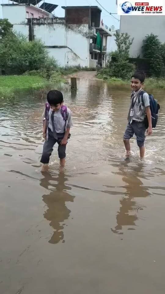 पालीवाल कॉलोनी की सड़क बनी तालाब, घुटनों तक पानी में निकल रहे लोग खितौला के वार्ड 12 में बारिश के बाद जलभराव, स्कूली बच्चों और बुजुर्गों की बढ़ी परेशानी