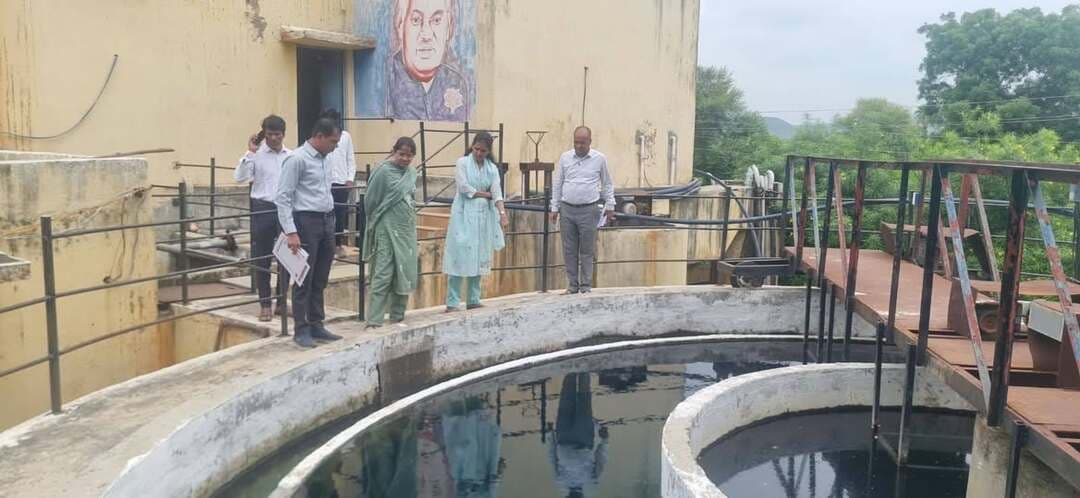 रतनगढ़ नगर परिषद की व्यवस्थाओं का डिप्टी कलेक्टर ने किया निरीक्षण
स्वच्छता, जलप्रदाय एवं फिल्टर प्लांट की व्यवस्थाओं का लिया जायजा
#मुख्यमंत्री_जन_विश्वास_अभियान के अंतर्गत डिप्टी कलेक्टर एवं परियोजना अधिकारी डूडा श्रीमती मयुरी जोक ने शुक्रवार को रतनगढ़ नगर परिषद का निरीक्षण कर कार्यालयीन व्यवस्थाओं, जलप्रदाय व्यवस्था, फिल्टर प्लांट एवं ट्रेंचिंग ग्राउंड का जायजा लिया।
निरीक्षण के दौरान उन्होंने नगर परिषद द्वारा किए जा रहे विभिन्न विकास कार्यों की प्रगति एवं नागरिक सुविधाओं से जुड़ी व्यवस्थाओं की जानकारी ली। उन्होंने स्वच्छता एवं जलप्रदाय व्यवस्था को बेहतर बनाए रखने तथा विकास कार्यों को निर्धारित समय-सीमा में गुणवत्तापूर्वक पूर्ण करने के संबंध में मुख्य नगर पालिका अधिकारी श्री ओमप्रकाश शर्मा को आवश्यक दिशा-निर्देश दिए।
इस अवसर पर डूडा कार्यालय के श्री जानकीलाल प्रजापत सहित नगर परिषद के संबंधित शाखाओं के अधिकारी-कर्मचारी उपस्थित रहे।
CM Madhya Pradesh
Jansampark Madhya Pradesh
Department of Urban Development & Housing MP
#Neemuch
#नीमच