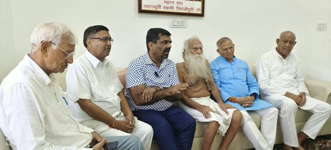 *ज्ञान मंदिर कुरुक्षेत्र में 29 अगस्त को विश्व हिंदू परिषद के अंतरराष्ट्रीय संगठन मंत्री मिलिंद परांडे का आगमन*
---------
निर्माणाधीन ज्ञान मंदिर एवं चैरिटेबल हॉस्पिटल की प्रगति का करेंगे अवलोकन, ट्रस्ट की आगामी गतिविधियों को देंगे मार्गदर्शन
कुरुक्षेत्र 22अगस्त (सोनिका वधवा)
श्री ब्रह्मपुरी अन्नक्षेत्र आश्रम ट्रस्ट के तत्वावधान में त्याग मूर्ति स्वामी चिरंजीपुरी महाराज जी के निर्देशन में कुरुक्षेत्र में श्रीमद्भगवद्गीता के 18 अध्यायों पर आधारित भव्य ज्ञान मंदिर का निर्माण कार्य तेजी से चल रहा है। मंदिर का निर्माण कार्य अपने अंतिम चरण में है और शीघ्र ही इसे श्रद्धालुओं के लिए लोकार्पित करने की दिशा में तैयारियां की जा रही हैं।
संस्था के चेयरमैन डॉक्टर सुशील गुप्ता ने बताया कि ज्ञान मंदिर की विशेष आकर्षण का केंद्र भगवान विष्णु का विराट स्वरूप होगा, जिसका निर्माण देश के सुप्रसिद्ध मूर्तिकार श्री अरुण योगीराज जी के पवित्र हाथों से किया जा रहा है। विराट स्वरूप के ज्ञान मंदिर परिसर में स्थापित होते ही मंदिर को श्रद्धालुओं के दर्शन एवं आध्यात्मिक अनुभूति के लिए समर्पित करने की प्रक्रिया प्रारंभ की जाएगी। यह समस्त श्रद्धालु समाज के लिए अत्यंत हर्ष और गौरव का विषय है।
ट्रस्ट द्वारा आध्यात्मिक सेवा के साथ-साथ स्वास्थ्य सेवा को भी जनसेवा का महत्वपूर्ण माध्यम बनाया गया है। इसी संकल्प के अंतर्गत एक आधुनिक चैरिटेबल हॉस्पिटल का निर्माण कार्य भी प्रगति पर है, जिसका तकनीकी कार्य लगभग पूर्ण हो चुका है। इस अस्पताल का उद्देश्य आमजन को उच्च गुणवत्ता वाली चिकित्सा सुविधाएं उपलब्ध कराना है, ताकि आर्थिक रूप से कमजोर एवं जरूरतमंद लोगों को भी बेहतर स्वास्थ्य सेवाएं सुलभ हो सकें। अस्पताल के लोकार्पण कार्यक्रम को सितंबर माह में आयोजित किए जाने की योजना है, जिसमें देश की महान विभूतियों को आमंत्रित किया जाएगा।
त्याग मूर्ति स्वामी चिरंजीवी पुरी महाराज जी ने बताया कि बागेश्वर धाम के पूजनीय धीरेंद्र शास्त्री की कथा भी बहुत जल्द ही ज्ञान मंदिर के प्रांगण में आयोजित की जाएगी
इसी क्रम में शनिवार, 29 अगस्त 2026 को प्रातः 11 बजे विश्व हिंदू परिषद के अंतरराष्ट्रीय संगठन मंत्री माननीय श्री मिलिंद परांडे जी ज्ञान मंदिर परिसर में पधारेंगे। श्री परांडे जी ज्ञान मंदिर एवं ट्रस्ट द्वारा संचालित विभिन्न सेवा गतिविधियों का अवलोकन करेंगे तथा ट्रस्ट की आगामी योजनाओं एवं गतिविधियों के संबंध में मार्गदर्शन प्रदान करेंगे।
इस अवसर पर वे उपस्थित ट्रस्ट पदाधिकारियों, कार्यकर्ताओं एवं श्रद्धालुओं को अपने प्रेरणादायी उद्बोधन से संबोधित भी करेंगे।
ट्रस्ट परिवार ने मिलिंद परांडे के आगमन को आध्यात्मिक एवं सामाजिक सेवा के इस महत्त्वपूर्ण अभियान के लिए प्रेरणादायी अवसर बताते हुए कहा कि ज्ञान मंदिर केवल एक भव्य धार्मिक निर्माण नहीं, बल्कि श्रीमद्भगवद्गीता के ज्ञान, संस्कार, सेवा और मानव कल्याण के संकल्प का केंद्र बनने की दिशा में अग्रसर है।