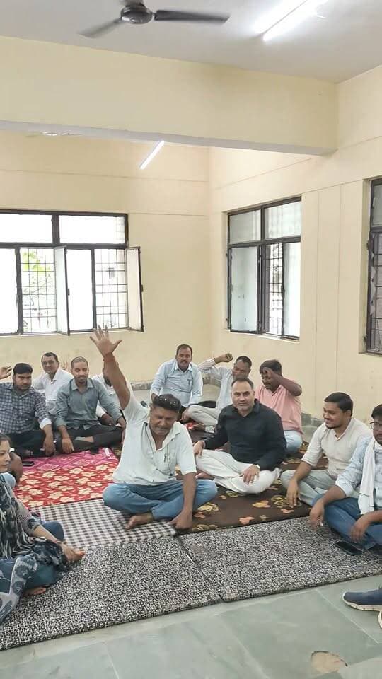 रानीगंज तहसील में शनिवार को उत्तर प्रदेश लेखपाल संघ की तहसील इकाई ने विरोध प्रदर्शन किया। लेखपालों ने भ्रष्टाचार निवारण संगठन (ACO)/एंटी करप्शन एवं विजिलेंस द्वारा की जा रही 'गलत, अनुचित, फर्जी और दुर्भावनापूर्ण' ट्रैप कार्रवाई पर रोक लगाने की मांग की। इस संबंध में मुख्यमंत्री को संबोधित एक ज्ञापन तहसीलदार अंकित सिंह को सौंपा गया।
यह प्रदर्शन तहसील इकाई के अध्यक्ष देवेश नारायण ओझा के नेतृत्व में हुआ। ज्ञापन तहसील इकाई अध्यक्ष देवेश नारायण शुक्ल ने तहसीलदार अंकित सिंह को सौंपा।
लेखपालों का कहना था कि भूमि विवाद, पैमाइश या अतिक्रमण हटाने जैसे मामलों में, जब कोई अवैध कार्य नियमों के विपरीत नहीं किया जाता, तो संबंधित व्यक्ति या दलाल द्वारा लेखपाल से रंजिश रखना सामान्य बात है। उनका आरोप है कि असंतुष्ट व्यक्ति निजी स्वार्थ या दुर्भावना के चलते लेखपाल को झूठे मामलों में फंसा देते हैं।
संघ ने वर्तमान में भ्रष्टाचार निवारण संगठन (ACO)/एंटी करप्शन एवं विजिलेंस टीम की कार्यप्रणाली पर सवाल उठाए। उनका कहना था कि कई मामलों में शिकायत की वास्तविकता, शिकायतकर्ता की पृष्ठभूमि, उसकी रंजिश और शिकायत के उद्देश्य के साथ-साथ संबंधित कार्य में लेखपाल की वास्तविक भूमिका और अधिकार क्षेत्र का पर्याप्त परीक्षण किए बिना ही ट्रैप कार्रवाई की जा रही है।
इस विरोध प्रदर्शन के दौरान मंत्री बृजेश मिश्रा, नरेंद्र मौर्य, रवि गौतम, सुनील कुमार, सूरज सिंह और प्रियांशी द्विवेदी सहित कई लेखपाल मौजूद रहे।