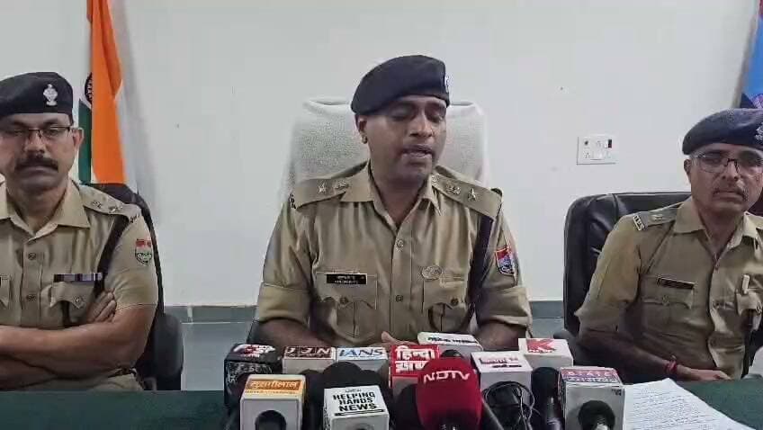 एंकर- हल्द्वानी के गोरापड़ाव में हुई लाखों की बड़ी डकैती का पुलिस ने खुलासा किया है। एसएसपी डॉ मंजूनाथ टीसी के निर्देश में पुलिस ने हथियारों के बल पर हुई लूट के मामले में फिलहाल दो आरोपियों वंशप्रीत सिंह उर्फ पन्नू और रखवीर सिंह को गिरफ्तार किया है। पुलिस के मुताबिक बदमाशों ने हथियारों के बल पर करीब 8 लाख रुपये नकद, 12 मोबाइल और सोने के आभूषण लूटे थे। गिरफ्तार आरोपियों के पास से 66 हजार रुपये, एक तमंचा और 8 जिंदा कारतूस बरामद हुए हैं। सीसीटीवी और सर्विलांस की मदद से पुलिस आरोपियों तक पहुंची। पूछताछ में कई कई अन्य शातिर अपराधियों द्वारा वारदात को अंजाम देने की बात सामने आई है। बताया जा रहा है की घटना में शामिल 10 से ज्यादा आरोपी अब भी फरार है जिनकी पुलिस तलाश कर रही है।
बाइट- मंजूनाथ टीसी, एसएसपी नैनीताल