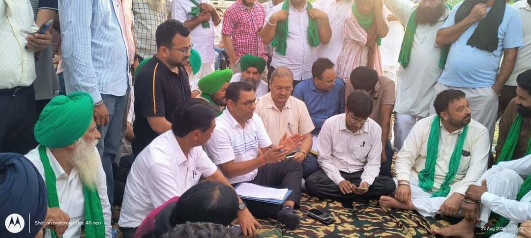 जनपद में किसानों द्वारा अपनी विभिन्न मांगों को लेकर विगत दो दिनों से किए जा रहे धरना-प्रदर्शन के क्रम में आज अपर जिलाधिकारी पंकज उपाध्याय ने धरना स्थल पर पहुंचकर किसानों के साथ संवाद किया। इस दौरान उन्होंने किसानों द्वारा प्रस्तुत मांग-पत्र में उल्लिखित विभिन्न बिंदुओं पर विस्तार से चर्चा की।