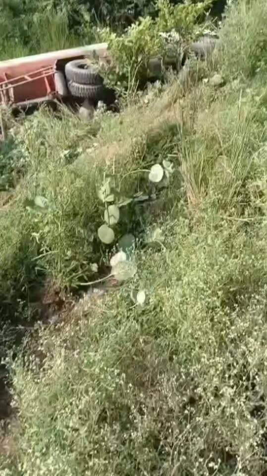 नारखी बाइक को टक्कर मारकर खंती में पलटा टैंकर
फिरोजाबाद के नारखी बछगांव रोड पर नदिया के पास तेज रफ्तार टैंकर ने बाइक को टक्कर मार दी और अनियंत्रित होकर खंती में पलट गया। हादसे में बाइक सवार 3 युवक घायल, जिन्हें पुलिस ने जिला अस्पताल भिजवाया।
#Firozabad #Narkhi #Accident