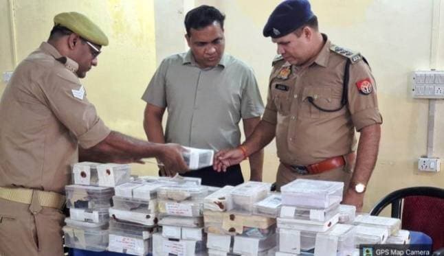 फिरोजाबाद थाना उत्तर पुलिस ने 109 मामलों के 1.25 लाख रुपये का कराया निस्तारण
फिरोजाबाद: DGP यूपी के अभियान के तहत SSP आदित्य लांघे के निर्देशन में थाना उत्तर पुलिस ने जुआ/सट्टा के पुराने मालों का निस्तारण किया।
न्यायालय CJM के आदेश पर वर्ष 2016 से 2026 तक के कुल 109 अभियोगों से संबंधित 1,25,878 रुपये का नियमानुसार निस्तारण किया गया।
कार्रवाई नगर मजिस्ट्रेट विनोद पांडेय, CO सिटी संतोष कुमार सिंह और प्रभारी निरीक्षक रवि त्यागी की देखरेख में वीडियोग्राफी के साथ हुई।
#Firozabad #ThanaUttar #FirozabadPolice #DDM_News