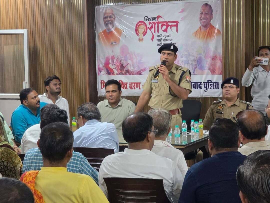 फिरोजाबाद त्योहारों को लेकर थाना उत्तर में पीस कमेटी की बैठक संपन्न
बारावफात, रक्षाबंधन व अन्य आगामी पर्वों के मद्देनजर SSP के निर्देशन में थाना उत्तर पर पीस कमेटी की बैठक हुई। अध्यक्षता ASP सिटी ने की।
बैठक में संभ्रांत नागरिक, धर्मगुरु, व्यापार मंडल पदाधिकारी व गणमान्य लोग मौजूद रहे।
सभी से अपील की गई कि त्योहारों को आपसी भाईचारे और शांतिपूर्ण माहौल में मनाएं। अफवाहों पर ध्यान न दें, कोई समस्या होने पर तुरंत पुलिस को सूचना दें।
फिरोजाबाद पुलिस शांति व्यवस्था बनाए रखने के लिए पूरी तरह कटिबद्ध है।
#Firozabad #PeaceCommittee #ThanaUttar #Barawafat #Rakshabandhan #DDM_News