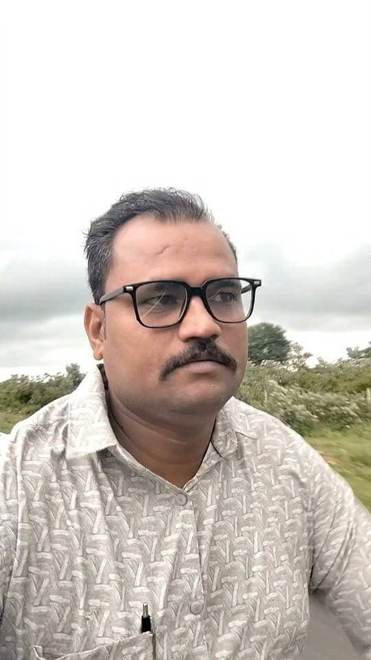 वक्त ने एक बात तो सिखा दी
किसी के लिए खुद को बदलना मत…
जो आपके हैं, वो आपकी खामोशी भी समझेंगे,
और जो नहीं हैं, उन्हें आपकी सफाई भी समझ नहीं आएगी। ❤️
💬 आपके हिसाब से रिश्तों में सबसे जरूरी क्या है—विश्वास या समझदारी? 👇
#दिलकीबात #रिश्ते #जिंदगी #शायरी #सच्चीबात #ViralPost #Comment