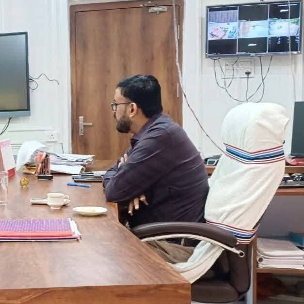 टिकारी अनुमंडल अस्पताल में मरीजों की सुविधाएं बढ़ाने पर जोर।
- रोगी कल्याण समिति की बैठक में कई महत्वपूर्ण प्रस्तावों को मिली सहमति।
- आयुष्मान कार्डधारी मरीजों के लिए कमरा संख्या 48 की डेंटिंग-पेंटिंग होगी।
- प्रत्येक बेड पर ऑक्सीजन की व्यवस्था करने का निर्णय।
- आपातकालीन और प्रसव वार्ड में एल्युमिनियम विंडो लगाई जाएगी।
- ओपीडी में मरीजों और डाटा ऑपरेटरों के लिए नई कुर्सियां खरीदी जाएंगी। #bdbiharjharkhand
#Tikari #Gaya #अनुमंडलीयअस्पताल #रोगी_कल्याण_समिति #स्वास्थ्य_सेवा #AyushmanBharat #HospitalFacilities #BiharNews