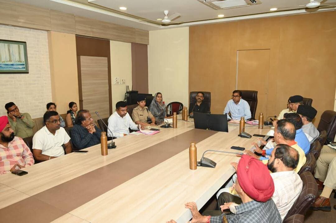 धार जिले में आगामी त्योहारों को लेकर हुई शांति समिति की बैठक में शांति, सौहार्द और कानून व्यवस्था बनाए रखने की अपील की गई।
कलेक्टर श्री राजीव रंजन मीना और पुलिस अधीक्षक श्री सचिन शर्मा की उपस्थिति में प्रशासन ने सोशल मीडिया पर अफवाहों से बचने और जुलूस-रैली के लिए पूर्व अनुमति लेने के निर्देश दिए।
#dhar
Jansampark Madhya Pradesh
CM Madhya Pradesh