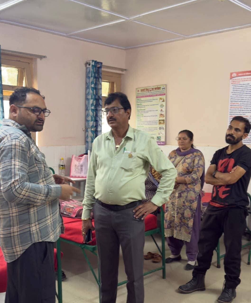 एपीएमसी चेयरमैन ललित ठाकुर ने तागी के डिग्गो गांव में लोगों की सुनी समस्याएं स्वास्थ्य सुविधाओं को लेकर सीएमओ से की चर्चा।
हिमाचल 84 टीवी ब्यूरो धरवाला
विधानसभा क्षेत्र के ग्राम पंचायत तागी के गांव डिग्गो में पहुंचकर एपीएमसी चंबा के चेयरमैन ललित ठाकुर ने स्थानीय लोगों से मुलाकात कर उनकी विभिन्न समस्याओं को सुना। इस दौरान ग्रामीणों ने क्षेत्र से जुड़ी कई जनसमस्याएं उनके समक्ष रखीं। ललित ठाकुर ने सभी समस्याओं को गंभीरता से सुनते हुए उनके समाधान के लिए संबंधित स्तर पर प्रभावी प्रयास करने का आश्वासन दिया।
इसके बाद चंबा में उन्होंने मुख्य चिकित्सा अधिकारी डॉ. जालम भारद्वाज से मुलाकात कर नागरिक अस्पताल भरमौर तथा सीएचसी चूड़ी से संबंधित विभिन्न समस्याओं को लेकर विस्तृत चर्चा एवं विचार-विमर्श किया। उन्होंने कहा कि क्षेत्र की जनता को बेहतर स्वास्थ्य सुविधाएं उपलब्ध करवाना प्राथमिकता है और इन संस्थानों से जुड़ी समस्याओं के शीघ्र समाधान के लिए हरसंभव प्रयास किए जाएंगे।
इस दौरान बीएमओ डॉ. पुरी भी उपस्थित रहे।
ललित ठाकुर ने बताया कि इससे पहले उन्होंने प्रातः सीएचसी चूड़ी का निरीक्षण भी किया, जहां डॉ. शिवराज सिंह रणपतिया मौजूद रहे। निरीक्षण के दौरान स्वास्थ्य केंद्र की व्यवस्थाओं और सुविधाओं का जायजा लिया गया।
उन्होंने कहा कि जल्द ही सीएचसी होली का भी दौरा कर वहां उपलब्ध स्वास्थ्य सुविधाओं एवं व्यवस्थाओं की स्थिति का जायजा लिया जाएगा, ताकि क्षेत्र की जनता को स्वास्थ्य सेवाओं से संबंधित किसी प्रकार की परेशानी का सामना न करना पड़े।