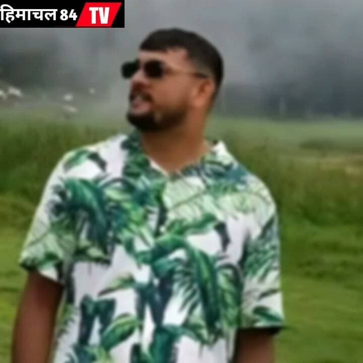 आज दिनांक 22-08-2026 को दिनेश पुत्र गोविंद, निवासी गाँव पुन्ना, परगना किहार, तहसील सलूणी (जिला चंबा) बाइक पर पुन्ना से धुत्ता की ओर जा रहे थे। रास्ते में चकलई नाला के समीप ऊपर से अचानक पत्थर गिरने के कारण उनकी बाइक दुर्घटनाग्रस्त हो गई। इस हादसे में दिनेश की मौके पर ही मृत्यु हो गई।
घटना की सूचना मिलते ही तहसील प्रशासन सलूणी की ओर से पीड़ित परिवार को तुरंत सहायता उपलब्ध कराई गई। प्रशासन द्वारा मृतक दिनेश की माता श्रीमती जित्तो को ₹25,000 (पच्चीस हजार रुपये) की फौरी राहत राशि ( फौरी राहत) का भुगतान मौके पर ही दिया गया है।
प्रशासन ने पीड़ित परिवार के प्रति अपनी गहरी संवेदना व्यक्त की है।