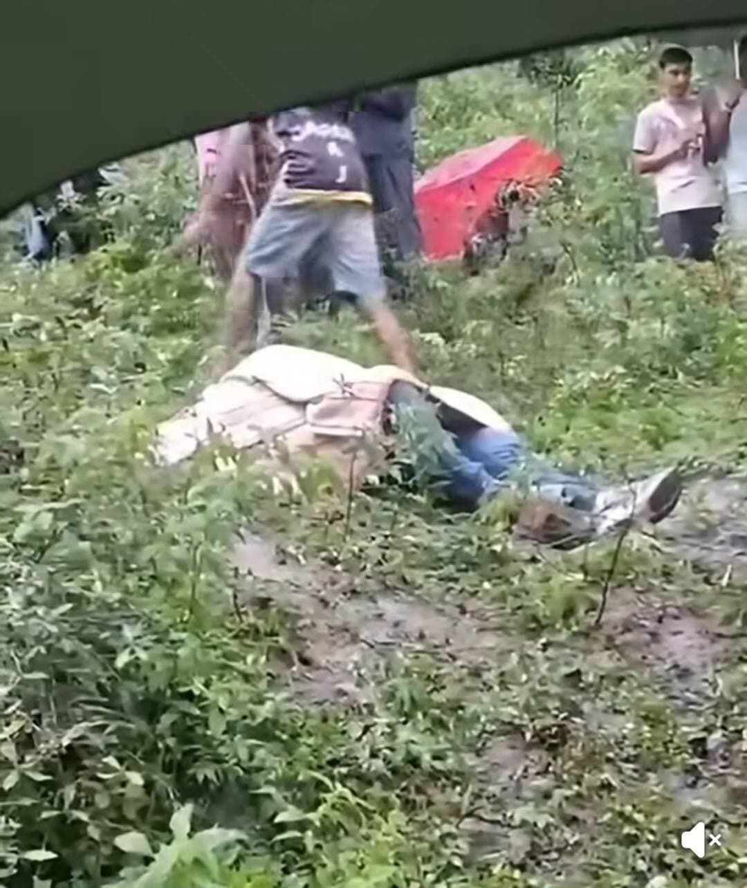 चुराह मर्डर केस में पहली गिरफ्तारी, आरोपी 5 दिन के पुलिस रिमांड पर
पूछताछ में हो सकते हैं बड़े खुलासे, अन्य संदिग्धों पर भी कार्रवाई की तैयारी
हिमाचल 84 टीवी ब्यूरो चंबा।
चुराह उपमंडल के खुशनगरी (जुकयानी) क्षेत्र में तीन दिन पहले सामने आए नेगी राम हत्याकांड में पुलिस ने बड़ी कार्रवाई करते हुए पहली गिरफ्तारी की है। तीसा पुलिस ने हत्याकांड से संबंध पाए जाने पर गोविंद पुत्र उमेदा, निवासी गांव चुहाड़, डाकघर खुशनगरी को गिरफ्तार किया है। शनिवार को आरोपी को अदालत में पेश किया गया, जहां से उसे पांच दिन के पुलिस रिमांड पर भेज दिया गया।
पुलिस ने शुक्रवार को मामले में पांच से अधिक संदिग्ध लोगों को हिरासत में लेकर उनसे लंबी पूछताछ की थी। इसी पूछताछ के दौरान गोविंद की कथित संलिप्तता सामने आने के बाद पुलिस ने उसे गिरफ्तार किया। अब रिमांड के दौरान पुलिस आरोपी से गहन पूछताछ कर वारदात के कारणों, घटनाक्रम और इसमें शामिल अन्य लोगों के संबंध में जानकारी जुटाने का प्रयास करेगी।
पुलिस की जांच का दायरा लगातार बढ़ रहा है। प्रारंभिक जांच में सामने आए तथ्यों और आरोपी से पूछताछ के आधार पर मामले में अन्य लोगों की भूमिका भी जांची जा रही है। ऐसे में आने वाले समय में और गिरफ्तारियां होने की संभावना से इनकार नहीं किया जा सकता।
क्या था मामला?
तीन दिन पहले ग्राम पंचायत खुशनगरी के जुकयानी क्षेत्र में नेगी राम का शव झाड़ियों में मिला था। शव पर सिर और बाजू पर चोट के निशान पाए गए थे। घटना के बाद पुलिस ने विभिन्न पहलुओं से जांच शुरू की थी।
एसडीपीओ सलूणी रंजन शर्मा ने बताया कि मामले में एक व्यक्ति की संलिप्तता सामने आने पर उसे गिरफ्तार किया गया है। अदालत से आरोपी को पांच दिन का पुलिस रिमांड मिला है। उन्होंने कहा कि पूछताछ और जांच के दौरान जो भी व्यक्ति मामले में संलिप्त पाया जाएगा, उसके खिलाफ नियमानुसार कार्रवाई की जाएगी।