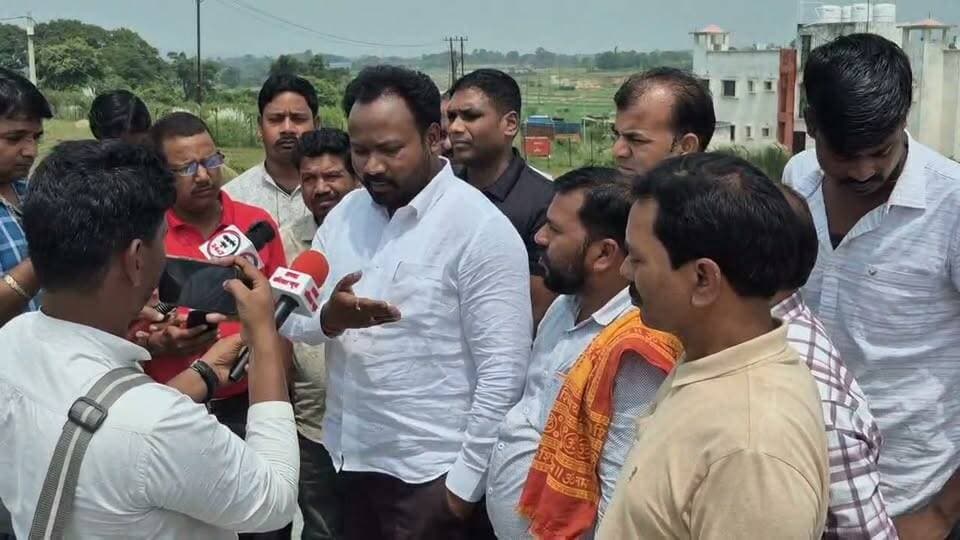 राँची। भाजपा के युवा नेता एवं मांडर विधानसभा के पूर्व प्रत्याशी श्री सनी टोप्पो जी को देर रात रांची पुलिस एवं प्रशासन के द्वारा छात्र आंदोलन में समर्थन करने के आरोप में घर से रात्रि 1 बजे डिटेन किया गया था। अभी छोड़ा गया।