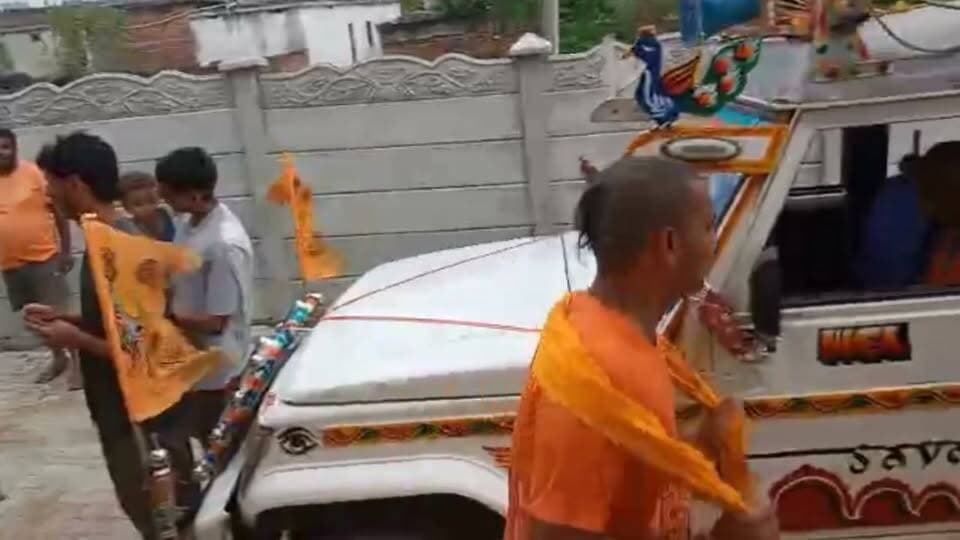 झुमरी तिलैया। सावन माह को लेकर शहर में धार्मिक उत्साह का माहौल है। झुमरी तिलैया नगर परिषद के वार्ड नं 21 गुमो पाण्डेय मोहल्ला स्थित अजाद क्लब कांवरियों संघ के द्वारा 100 महिला पुरुष बाबा भोलेनाथ पर जलाभिषेक के लिए सुल्तानगंज रवाना हुए।