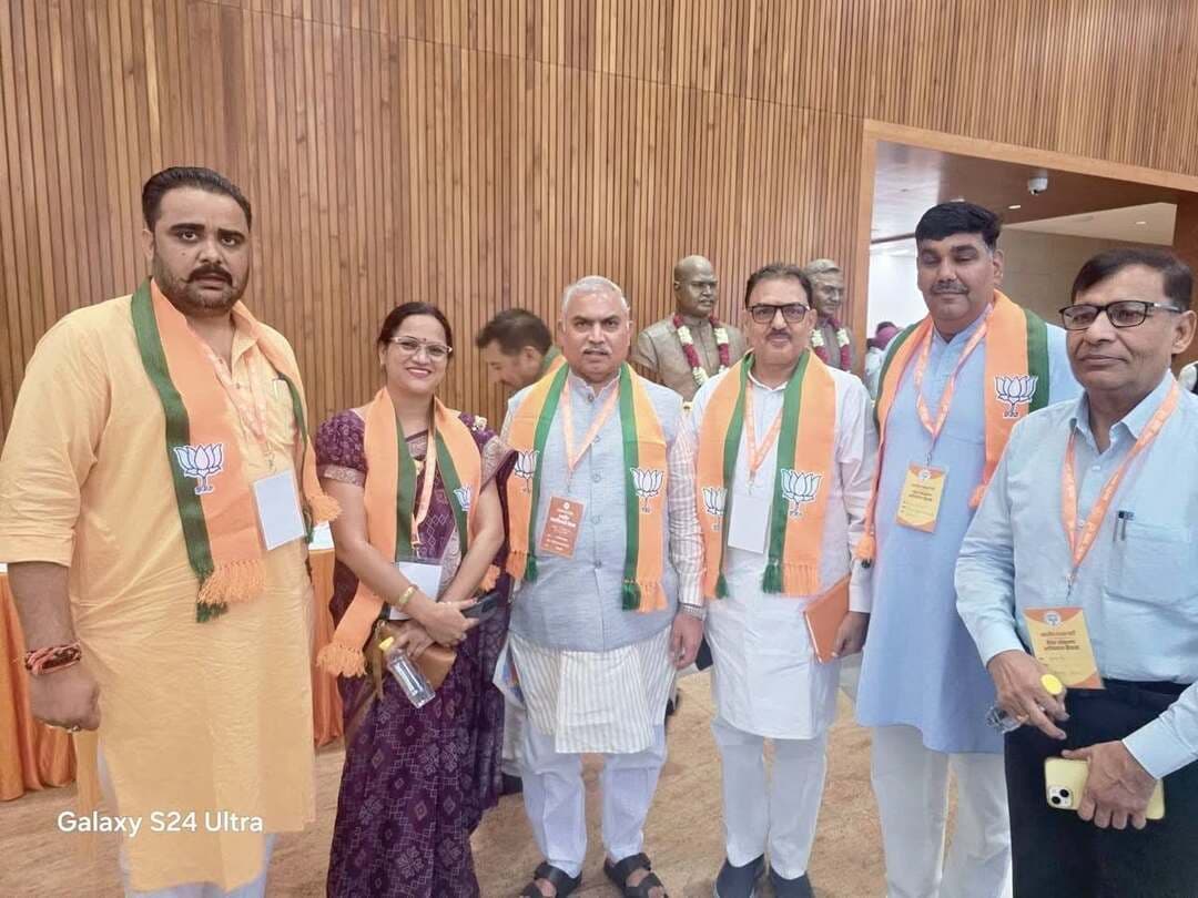 सेवा संकल्प अभियान की राष्ट्रीय कार्यशाला में शामिल हुईं निताशा राकेश सिहाग
सिरसा।
प्रधानमंत्री नरेंद्र मोदी के सार्वजनिक जीवन के 25 वर्ष पूर्ण होने के उपलक्ष्य में भाजपा मुख्यालय, नई दिल्ली में आयोजित ‘सेवा संकल्प अभियान’ की राष्ट्रीय बैठक एवं कार्यशाला में भाजपा हरियाणा की प्रदेश सेवा संकल्प अभियान समिति की सदस्य एवं भाजपा सिरसा की पूर्व जिलाध्यक्ष निताशा राकेश सिहाग ने सहभागिता की। कार्यशाला में राष्ट्रीय अध्यक्ष नितिन नवीन सहित केंद्रीय नेतृत्व के वरिष्ठ पदाधिकारियों ने अभियान की आगामी कार्ययोजना को लेकर मार्गदर्शन दिया। इस दौरान अभियान को संगठन के माध्यम से जन-जन तक पहुंचाने और सेवा गतिविधियों को व्यापक बनाने पर विचार-विमर्श किया गया।
निताशा राकेश सिंहाग ने कहा कि प्रदेश समिति सदस्य के रूप में राष्ट्रीय महामंत्री विनोद तावड़े के निर्देशानुसार, प्रदेश प्रभारी डॉ. सतीश पूनियां के मार्गदर्शन तथा प्रदेश अध्यक्ष डॉ. अर्चना गुप्ता के नेतृत्व में हरियाणा में ‘सेवा संकल्प अभियान’ को संगठन की शक्ति और कार्यकर्ताओं के सेवा भाव के साथ जन-जन तक पहुंचाने के लिए पूरी प्रतिबद्धता से कार्य किया जाएगा। उन्होंने कहा कि प्रधानमंत्री नरेंद्र मोदी के 25 वर्षों के सार्वजनिक जीवन की सबसे बड़ी प्रेरणा ‘सेवा’ है। इसी सेवा भाव को संगठन के माध्यम से समाज के अंतिम व्यक्ति तक पहुंचाना अभियान की वास्तविक सार्थकता है। उन्होंने कहा कि “राष्ट्र प्रथम, सेवा सर्वोपरि और संगठन हमारा माध्यम” के संकल्प के साथ प्रधानमंत्री मोदी की 25 वर्षों की सेवा यात्रा से प्रेरणा लेकर समाजसेवा के कार्यों को नए विस्तार तक पहुंचाया जाएगा।