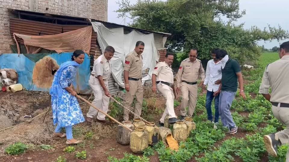 🚨 **अवैध शराब के खिलाफ अफजलपुर पुलिस की बड़ी कार्रवाई**
ग्राम झिरकन के बाछड़ा डेरा सहित अलग-अलग स्थानों पर दबिश देकर पुलिस ने **620 लीटर अवैध शराब निर्माण के लिए तैयार लहान** नष्ट किया। साथ ही लहान निर्माण में प्रयुक्त सामग्री व उपकरण भी नष्ट किए गए।
पुलिस की कार्रवाई से अवैध शराब कारोबारियों में हड़कंप मचा है।
📍 **अफजलपुर | मंदसौर**
#अफजलपुर #मंदसौर #अवैधशराब #पुलिसकार्रवाई #शराबमाफिया #लहान #मध्यप्रदेश #Mandsaur #Afzalpur #PoliceAction #YashasviDuniya