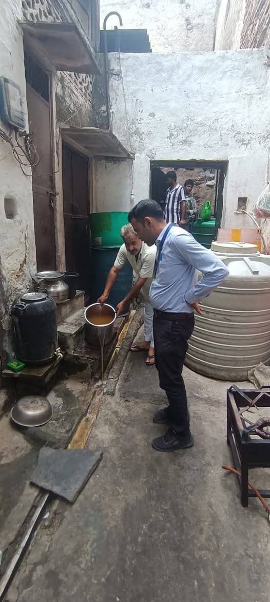 रक्षाबंधन से पहले खाद्य विभाग का शिकंजा, पांच प्रतिष्ठानों से लिए नमूने
बनेड़ा-शाहपुरा में मिठाइयों की जांच, 20 किलो खराब चाशनी मौके पर नष्ट
भीलवाड़ा (महेन्द्र नागौरी)
रक्षाबंधन पर्व से पहले मिलावटी और खराब खाद्य पदार्थों की बिक्री रोकने के लिए खाद्य विभाग ने जिले में कार्रवाई तेज कर दी है। जिला कलेक्टर जसमीत सिंह संधू के निर्देश पर चलाए जा रहे विशेष अभियान के तहत खाद्य सुरक्षा अधिकारी अशोक यादव ने बनेड़ा व शाहपुरा क्षेत्र में मिठाई प्रतिष्ठानों का औचक निरीक्षण किया। इस दौरान पांच प्रतिष्ठानों से मिठाइयों के नमूने लिए गए, जबकि मारवाड़ मिष्ठान भंडार, बनेड़ा में करीब 20 किलो खराब चाशनी मिलने पर उसे मौके पर ही नष्ट करवाया गया।
मुख्य चिकित्सा एवं स्वास्थ्य अधिकारी डॉ. संजीव कुमार शर्मा ने बताया कि अभियान के दौरान महाकाल स्वीट्स, बनेड़ा से बर्फी, मारवाड़ मिष्ठान भंडार से मलाई बर्फी, हरिओम मिष्ठान से मिल्क केक, देवनारायण मिष्ठान भंडार से सोन पपड़ी तथा शगुन फूड इवेंट, शाहपुरा से घेवर का नमूना लिया गया।
सभी पांचों नमूने जांच के लिए खाद्य प्रयोगशाला, अजमेर भेजे जाएंगे। जांच रिपोर्ट में खाद्य पदार्थ मानकों पर खरे नहीं उतरने पर संबंधित प्रतिष्ठानों के खिलाफ खाद्य सुरक्षा एवं मानक अधिनियम के तहत नियमानुसार कार्रवाई की जाएगी।
त्योहारी सीजन में लगातार चलेगा अभियान
सीएमएचओ ने कहा कि रक्षाबंधन सहित आगामी त्योहारी सीजन को देखते हुए मिठाई और अन्य खाद्य पदार्थों की गुणवत्ता पर विभाग की पैनी नजर है। खाद्य पदार्थों के निर्माण, भंडारण और बिक्री के दौरान स्वच्छता व गुणवत्ता मानकों की पालना सुनिश्चित कराने के लिए निरीक्षण और नमूना संग्रहण की कार्रवाई आगे भी जारी रहेगी।