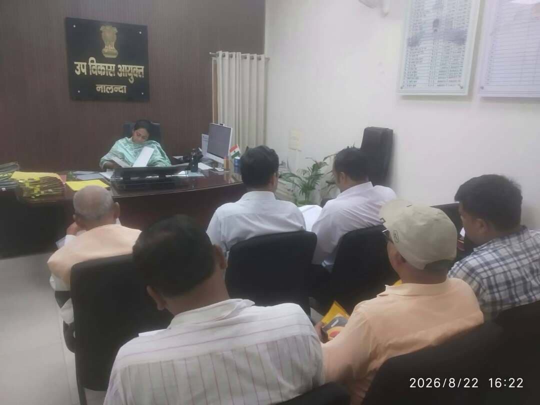 प्रेस विज्ञप्ति
नालंदा।
..............................
नालंदा में पोस्ट मैट्रिक छात्रवृत्ति योजना की जिला स्तरीय समिति की बैठक आयोजित।
583 छात्र-छात्राओं के आवेदनों को राज्य स्तर पर भेजने की स्वीकृति, सत्र 2026-27 के लिए 15 सितंबर तक आवेदन का अवसर
नालंदा जिले में अनुसूचित जाति, अनुसूचित जनजाति, पिछड़ा वर्ग एवं अतिपिछड़ा वर्ग के छात्र-छात्राओं के लिए संचालित प्रवेशिकोत्तर छात्रवृत्ति (पोस्ट मैट्रिक स्कॉलरशिप) योजना के अंतर्गत जिला स्तर पर गठित प्रवेशिकोत्तर जिला छात्रवृत्ति समिति की बैठक उप विकास आयुक्त, नालंदा सुश्री सारा अशरफ की अध्यक्षता में आयोजित की गई।
बैठक में जिला शिक्षा पदाधिकारी, नालंदा, जिला कल्याण पदाधिकारी, जिला कार्यक्रम पदाधिकारी (प्रा० शि० एवं समग्र शिक्षा), विधायक प्रतिनिधि, सभी अनुमंडल कल्याण पदाधिकारी, पीएमएस संभाग प्रभारी, अपर जिला कार्यक्रम समन्वयक, बिहार शिक्षा परियोजना, नालंदा सहित समिति के अन्य सदस्य उपस्थित थे।
बैठक में पीएमएस पोर्टल पर छात्र-छात्राओं द्वारा ऑनलाइन किए गए आवेदनों के संस्थान, प्रखंड एवं जिला स्तर पर सत्यापन के उपरांत वर्ष 2022-23 का 01, वर्ष 2024-25 के 169 तथा वर्ष 2025-26 के 413, कुल 583 आवेदनों को राज्य स्तरीय कार्यालय, एनआईसी को प्रेषित करने की सर्वसम्मति से स्वीकृति प्रदान की गई।
उप विकास आयुक्त ने बताया कि अनुसूचित जाति एवं अनुसूचित जनजाति तथा पिछड़ा एवं अतिपिछड़ा वर्ग के वैसे छात्र-छात्राएं, जो सत्र 2026-27 में कक्षा 12वीं, स्नातक, स्नातकोत्तर अथवा तकनीकी पाठ्यक्रमों में नामांकित एवं अध्ययनरत हैं, वे निर्धारित पीएमएस पोर्टल के माध्यम से छात्रवृत्ति के लिए ऑनलाइन आवेदन कर सकते हैं।
*बिहार के आधिकारिक PMS पोर्टल पर सत्र 2026-27 के लिए आवेदन की अवधि 15 जुलाई से 15 सितंबर 2026 निर्धारित है।*
*ऑनलाइन आवेदन हेतु पोर्टल:—*
अनुसूचित जाति एवं अनुसूचित जनजाति वर्ग:- scstpmsonline.bihar.gov.in
पिछड़ा वर्ग एवं अतिपिछड़ा वर्ग: pmsonline.bihar.gov.in
शैक्षणिक संस्थानों हेतु:
instpmsonline.bihar.gov.in
पात्र छात्र-छात्राओं को सलाह दी गई है कि आवेदन करते समय अपने अद्यतन शैक्षणिक प्रमाण-पत्र, बोनाफाइड सर्टिफिकेट, जाति प्रमाण-पत्र, निवास प्रमाण-पत्र, आय प्रमाण-पत्र, फी रसीद, आधार कार्ड एवं बैंक खाते का विवरण आदि तैयार रखें। आधिकारिक पोर्टल के अनुसार आधार का बैंक खाते से DBT के लिए सीड होना भी आवश्यक है।
बैठक में संबंधित पदाधिकारियों को छात्रवृत्ति योजना से संबंधित लंबित आवेदनों के निष्पादन एवं पात्र छात्र-छात्राओं को योजना का लाभ सुनिश्चित कराने हेतु आवश्यक कार्रवाई करने का निर्देश दिया गया।
Samrat Choudhary
CMO Bihar
Information & Public Relations Department, Government of Bihar
Bihar Education Department
