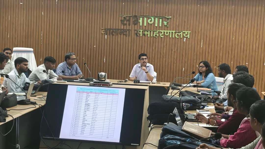 प्रेस विज्ञप्ति
नालंदा।
दिनांक : 22 अगस्त 2026
..........................................
अपर समाहर्ता ने राजस्व कार्यों की समीक्षा की, दाखिल-खारिज एवं परिमार्जन मामलों के समयबद्ध निष्पादन का दिया निर्देश
आज दिनांक 22 अगस्त 2026 को श्री राजीव रंजन कुमार सिन्हा, अपर समाहर्ता, नालंदा द्वारा राजस्व कर्मचारियों के साथ बैठक कर राजस्व विभाग से संबंधित महत्वपूर्ण कार्यों एवं योजनाओं की प्रगति की समीक्षा की गई।
इस दौरान दाखिल-खारिज, परिमार्जन, फार्मर रजिस्ट्री, राजस्व महाअभियान तथा विभिन्न विकासात्मक परियोजनाओं के लिए भूमि की उपलब्धता से संबंधित मामलों की समीक्षा की गई।
अपर समाहर्ता ने स्पष्ट निर्देश दिया कि दाखिल-खारिज एवं परिमार्जन से संबंधित मामलों के निष्पादन में किसी भी प्रकार का अनावश्यक विलंब स्वीकार्य नहीं है। सभी राजस्व कर्मचारियों को निर्धारित समय-सीमा के भीतर मामलों का निष्पादन सुनिश्चित करने का निर्देश दिया गया।
उन्होंने जिले में संचालित एवं प्रस्तावित विभिन्न विकासात्मक परियोजनाओं के लिए आवश्यक भूमि की उपलब्धता भी अविलंब सुनिश्चित करने का निर्देश संबंधित पदाधिकारियों एवं कर्मियों को दिया।
अपर समाहर्ता ने सभी राजस्व कर्मचारियों को निर्देशित किया कि आम नागरिकों एवं परिवादियों की समस्याओं को धैर्यपूर्वक सुनते हुए संवेदनशीलता के साथ उनकी समस्याओं का विधि-सम्मत समाधान सुनिश्चित करें। उन्होंने कहा कि कार्य के दौरान प्रोएक्टिव अप्रोच अपनाएं। यदि किसी ग्रामीण या आम नागरिक को यह जानकारी नहीं है कि किसी कार्य के लिए कौन-कौन से आवश्यक दस्तावेज चाहिए, तो उन्हें उचित मार्गदर्शन उपलब्ध कराया जाए, ताकि अनावश्यक परेशानी से बचते हुए उनके आवेदन पर नियमानुसार कार्रवाई सुनिश्चित की जा सके।
उन्होंने कहा कि राजस्व से संबंधित सेवाओं का लाभ आम लोगों को सरल, पारदर्शी एवं समयबद्ध तरीके से उपलब्ध कराना प्रशासन की प्राथमिकता है। सभी संबंधित कर्मी अपने दायित्वों का पूरी तत्परता एवं जवाबदेही के साथ निर्वहन सुनिश्चित करें।
Samrat Choudhary
CMO Bihar
Information & Public Relations Department, Government of Bihar
Department of Agriculture, Government of Bihar
Revenue and Land Reforms Dept, Govt. of Bihar