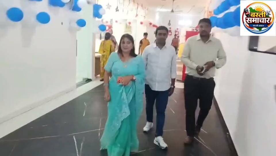 राजन इंटरनेशनल एकेडमी में शिक्षक-अभिभावक सम्मेलन, शानदार परिणाम पर झलकी खुशी
बस्ती। शनिवार को राजन इंटरनेशनल एकेडमी में शिक्षक-अभिभावक सम्मेलन (पीटीएम) का आयोजन किया गया। सम्मेलन में बच्चों के अभिभावकों ने विद्यालय पहुंचकर अपने पाल्यों का रिपोर्ट कार्ड देखा। छात्रों के शानदार प्रदर्शन और शत-प्रतिशत परिणाम से अभिभावकों में खुशी का माहौल रहा। कई अभिभावक अपने बच्चों की उपलब्धियां देखकर भावुक भी नजर आए। उन्होंने विद्यालय की शिक्षण व्यवस्था, अनुशासन और बच्चों के सर्वांगीण विकास के लिए किए जा रहे प्रयासों की सराहना की। इस दौरान कुछ अभिभावकों ने विद्यालय की व्यवस्था को और बेहतर बनाने के लिए अपने सुझाव भी दिए, जिन्हें प्रबंध तंत्र ने सकारात्मक रूप से स्वीकार किया।
इस अवसर पर एकेडमी की निदेशक शिखा चतुर्वेदी ने छात्रों के उत्कृष्ट प्रदर्शन पर प्रसन्नता व्यक्त करते हुए कहा कि यह उपलब्धि शिक्षकों की मेहनत, लगन और समर्पण का परिणाम है। उन्होंने कहा कि विद्यालय की स्थापना के समय से ही शिक्षा को अधिक से अधिक बच्चों तक पहुंचाने के उद्देश्य से महत्वपूर्ण पहल की गई थी। इसी के तहत विद्यार्थियों से किसी भी प्रकार का प्रवेश शुल्क और परीक्षा शुल्क नहीं लिया जाता है। उन्होंने कहा कि यह व्यवस्था आगे भी निरंतर जारी रहेगी।
निदेशक ने कहा कि विद्यालय में शिक्षक केवल पाठ्यक्रम पूरा कराने तक सीमित नहीं हैं, बल्कि वे विद्यार्थियों को सुनने और समझने का प्रयास करते हैं। बच्चों की रुचि और क्षमता को ध्यान में रखते हुए उन्हें प्रैक्टिकल तथा एक्टिविटी आधारित शिक्षा प्रदान की जाती है। इससे विद्यार्थियों को विषयों को समझने और उन्हें व्यवहारिक जीवन से जोड़ने में आसानी होती है।
उन्होंने कहा कि एकेडमी का उद्देश्य केवल आर्थिक लाभ अर्जित करना नहीं, बल्कि शिक्षा के माध्यम से समाज को सशक्त बनाना है। संस्थान उनके दादाजी के सपनों को साकार करने की दिशा में लगातार काम कर रहा है। वर्तमान में एकेडमी में 3000 से अधिक छात्र-छात्राएं अध्ययनरत हैं, जबकि 100 से अधिक शिक्षक-शिक्षिकाएं आधुनिक तकनीकों के माध्यम से विद्यार्थियों को शिक्षित कर रहे हैं।
कार्यकारी निदेशक संजीव पाण्डेय ने कहा कि संस्थान की पहली प्राथमिकता विद्यार्थियों को गुणवत्तापूर्ण शिक्षा उपलब्ध कराना है। बदलते तकनीकी दौर में बच्चों को आधुनिक तकनीक से जोड़ना समय की आवश्यकता है। इसी को ध्यान में रखते हुए सत्र 2026-27 में कंप्यूटर साइंस के साथ आर्टिफिशियल इंटेलिजेंस और इंग्लिश स्पीकिंग पर विशेष ध्यान दिया जाएगा। इसका उद्देश्य विद्यार्थियों को भविष्य की शैक्षणिक एवं व्यावसायिक चुनौतियों के लिए तैयार करना है।
प्रधानाचार्य सानू एंटोनी ने बताया कि इस वर्ष यूनिट टेस्ट का परिणाम बेहद शानदार रहा है। इसी उपलब्धि को लेकर पीटीएम का आयोजन किया गया, जिसमें अभिभावकों को बच्चों की शैक्षणिक प्रगति से अवगत कराया गया। उन्होंने कहा कि अभिभावकों का विश्वास बनाए रखना विद्यालय प्रबंधन की सबसे बड़ी जिम्मेदारी है।
उन्होंने बताया कि विद्यार्थियों के लिए कई नई सुविधाएं भी जोड़ी गई हैं। इनमें कंप्यूटर कोर्स, आर्टिफिशियल इंटेलिजेंस की जानकारी, इंग्लिश स्पीकिंग क्लासेस और नियमित स्वास्थ्य परीक्षण शामिल हैं। इसके अलावा 25 किलोमीटर के दायरे में रहने वाले विद्यार्थियों के लिए सुरक्षित परिवहन सुविधा उपलब्ध कराने की व्यवस्था की जा रही है। स्कूल वाहनों को जीपीएस सिस्टम से जोड़ा जाएगा, जिससे अभिभावक अपने बच्चों की यात्रा और सुरक्षा पर नजर रख सकेंगे।
विद्यालय में प्रत्येक माह मूल्यांकन टेस्ट तथा प्रत्येक तीन महीने में शिक्षक-अभिभावक बैठक आयोजित की जाती है। इससे विद्यार्थियों की प्रगति की लगातार निगरानी की जाती है और जरूरत के अनुसार उनकी कमियों को दूर करने का प्रयास किया जाता है। मेधावी विद्यार्थियों को समय-समय पर पुरस्कृत कर उनका उत्साहवर्धन भी किया जाता है।
राजन इंटरनेशनल एकेडमी में विद्यार्थियों के लिए आधुनिक सुविधाओं का भी विशेष ध्यान रखा गया है। पूरा कैंपस वातानुकूलित है। परिसर में क्रिकेट एकेडमी, अत्याधुनिक साइंस लैब, दो कंप्यूटर लैब, इंडोर गेम्स, प्रेयर ग्राउंड, स्मार्ट क्लासेस और न्यूज पेपर रीडिंग जैसी सुविधाएं उपलब्ध हैं। विद्यालय प्रबंधन का कहना है कि इन व्यवस्थाओं का उद्देश्य बच्चों को केवल किताबी ज्ञान तक सीमित न रखते हुए उनके शैक्षणिक, मानसिक, शारीरिक और सामाजिक विकास को सुनिश्चित करना है।
शिक्षक-अभिभावक सम्मेलन के दौरान विद्यालय के सभी शिक्षक-शिक्षिकाएं मौजूद रहे। कार्यक्रम में अभिभावकों और शिक्षकों के बीच बच्चों की पढ़ाई, व्यवहार एवं भविष्य की संभावनाओं को लेकर संवाद हुआ। शानदार परीक्षा परिणाम और आधुनिक शिक्षण व्यवस्था के बीच आयोजित यह सम्मेलन विद्यालय और अभिभावकों के बीच विश्वास एवं बेहतर समन्वय को मजबूत करने वाला रहा।