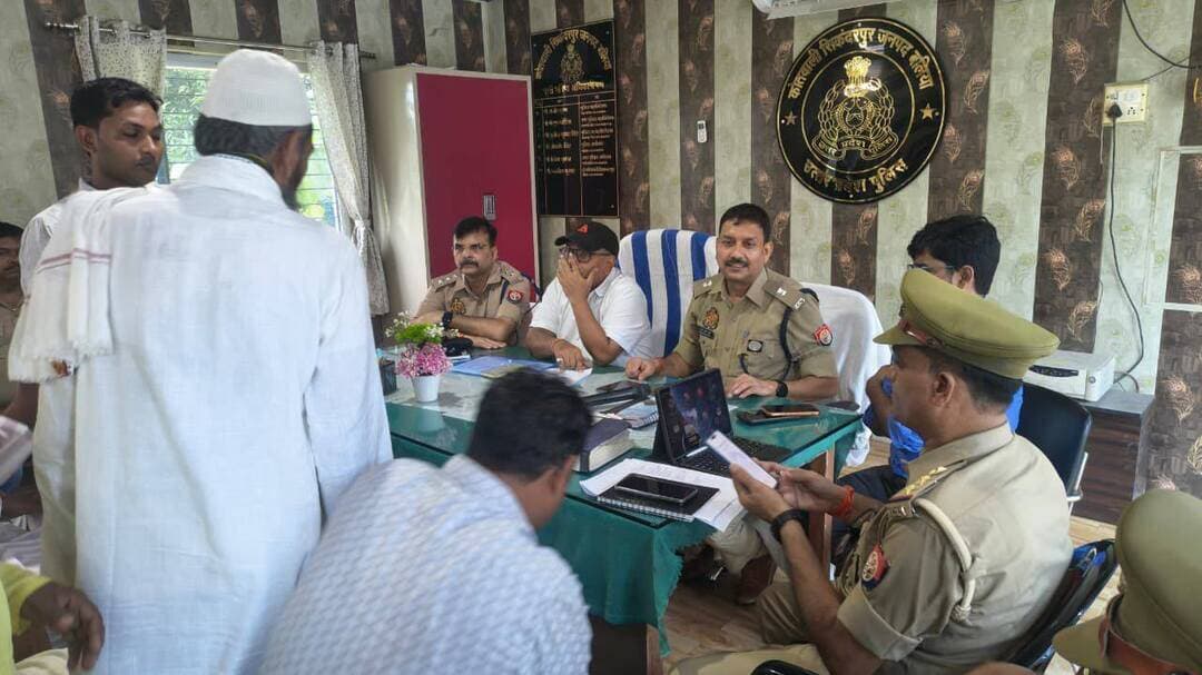 *अपर पुलिस अधीक्षक उत्तरी बलिया द्वारा बारावफात, रक्षाबंधन त्यौहार एवं आगामी त्यौहारों को सकुशल सम्पन्न कराए जाने तथा कानून/शांति व्यवस्था बनाए रखने के दृष्टिगत थाना सिकन्दरपुर में संभ्रान्त लोगों के साथ की गयी पीस कमेटी की बैठक ।*
*सभी को सुरक्षा व्यवस्था के प्रति किया गया आश्वस्त, शांति पूर्वक त्यौहार मनाने हेतु की गयी अपील ।*
आज दिनांक 22.08.2026 को बारावफात, रक्षाबंधन त्यौहार व अन्य त्यौहारों के दृष्टिगत शांति/सुरक्षा व्यवस्था हेतु *श्रीमान् पुलिस अधीक्षक बलिया श्री ओमवीर सिंह* के निर्देशन में अपर जिला मजिस्ट्रेट श्री अनिल कुमार, अपर पुलिस अधीक्षक उत्तरी श्री दिनेश कुमार शुक्ला, SDM सिकन्ददरपुर महोदय श्री प्रवीण यादव व क्षेत्राधिकारी सिकन्दरपुर महोदय श्री राकेश कुमार सिंह द्वारा थाना सिकन्दरपुर में क्षेत्र के सभी संभ्रान्त नागरिकों/आमजन के साथ पीस कमेटी की बैठक की गयी । मीटिंग के दौरान उपस्थित थाना क्षेत्र के सभी आमजन को सुरक्षा व्यवस्था के प्रति आश्वस्त करते हुए उन्हे शांति पूर्वक त्यौहार मनाने हेतु अपील की गयी ।
बलिया पुलिस द्वारा लगातार शांति व्यवस्था बनाये रखने हेतु भीड़भाड़ वाले स्थानों, बाजारों एवं महत्वपूर्ण प्रतिष्ठानों के आस-पास भ्रमणशील रहकर सुरक्षा व्यवस्था का जायजा लिया जा रहा है । इस दौरान विभिन्न प्रकार की दुकानों पर पहुंचकर दुकानदारों एवं आमजन से शांति/सुरक्षा व्यवस्था के सम्बन्ध में संवाद स्थापित कर सुरक्षा व्यवस्था का भरोसा दिलाया जा रहा है तथा संदिग्ध व्यक्तियों/वस्तुओं की चेकिंग कराई जा रही । यदि किसी भी अराजक तत्वों द्वारा आगामी त्यौहारों में शांति व्यवस्था भंग की जाती है तो उसके विरूद्ध नियमानुसार विधिक कार्यवाही की जाएगी ।
*सोशल मीडिया सेल*
*बलिया पुलिस*