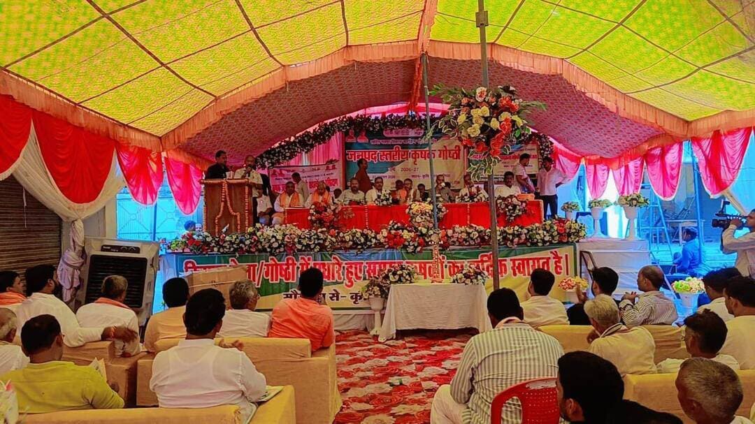 *बलिया में जनपद स्तरीय खरीफ कृषक गोष्ठी का आयोजन, मक्का की उन्नत खेती पर हुआ मंथन*
बलिया। कृषि विभाग, जनपद बलिया की ओर से शनिवार, 22 अगस्त 2026 को कृषि भवन, बलिया के प्रांगण में त्वरित मक्का विकास कार्यक्रम के तहत जनपद स्तरीय कृषक खरीफ गोष्ठी तथा कृषि सूचना तंत्र के सुदृढ़ीकरण एवं कृषक जागरूकता कार्यक्रम के अंतर्गत जनपद स्तरीय खरीफ उत्पादकता गोष्ठी का आयोजन किया गया।
गोष्ठी में जनपद के किसानों को मक्का की उन्नत एवं वैज्ञानिक खेती की तकनीकों के साथ मानव आहार और पशु आहार के रूप में मक्का की उपयोगिता एवं महत्व के बारे में विस्तार से जानकारी दी गई। कार्यक्रम की अध्यक्षता परिवहन राज्य मंत्री, उत्तर प्रदेश सरकार के प्रतिनिधि श्री धर्मेन्द्र सिंह ने की।
अपने संबोधन में श्री धर्मेन्द्र सिंह ने किसानों से खेती में रासायनिक पदार्थों का कम से कम उपयोग करने तथा प्राकृतिक खेती को बढ़ावा देने का आह्वान किया। उन्होंने किसानों को टिकाऊ और लाभकारी कृषि पद्धतियों को अपनाने के लिए प्रेरित किया।
कृषि विज्ञान केंद्र सोहांव, बलिया के वैज्ञानिकों ने किसानों को मक्का एवं श्रीअन्न के साथ खरीफ मौसम में बोई जाने वाली विभिन्न फसलों की वैज्ञानिक खेती के बारे में महत्वपूर्ण जानकारी दी। जिला कृषि अधिकारी श्री देवेन्द्र प्रताप सिंह ने बीज वितरण पर मिलने वाले अनुदान, फसल सुरक्षा तथा कृषि रसायनों के समुचित एवं संतुलित प्रयोग के संबंध में किसानों को जानकारी दी। उप कृषि निदेशक श्री मनीष कुमार सिंह ने जनपद में संचालित विभिन्न कृषि योजनाओं की जानकारी देते हुए किसानों को मिलने वाली अनुदानित धनराशि के बारे में विस्तार से बताया। उन्होंने किसानों से विभागीय योजनाओं का लाभ उठाने और आधुनिक कृषि तकनीकों को अपनाने की अपील की। कार्यक्रम में भाजपा जिला उपाध्यक्ष श्री संतोष कुमार पाण्डेय सहित श्री अखिलेश सिंह, श्री योगेश कुमार सिंह, श्री दिलीप शर्मा, श्री सुरजीत सिंह परमार आदि उपस्थित रहे। गोष्ठी के माध्यम से किसानों को खरीफ फसलों की उत्पादकता बढ़ाने, वैज्ञानिक खेती अपनाने तथा कृषि विभाग की योजनाओं का लाभ लेने के लिए जागरूक किया गया।