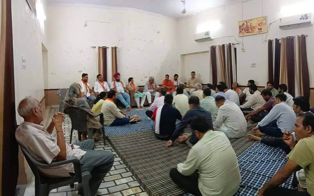 पीलीबंगा निकाय चुनाव को लेकर भाजपा की रणनीति बैठक: बूथ स्तर पर संगठन मजबूत करने का आह्वान, कार्यकर्ताओं ने लिया जीत का संकल्प
#लालबहादुर_भाखर #Lalbahadurbhakhar #pilibanga #LatestNews #RajasthanNews #bjp
पीलीबंगा/हनुमानगढ़:- पीलीबंगा।स्थानीय अरोड़ वंश धर्मशाला में आगामी निकाय चुनावों की तैयारियों को लेकर भारतीय जनता पार्टी के नगर मंडल की एक महत्वपूर्ण बैठक आयोजित की गई। बैठक की अध्यक्षता प्रदेश किसान मोर्चा मंत्री एवं पीलीबंगा निकाय चुनाव प्रभारी राजेश गुर्जर ने की। इस दौरान नगर मंडल के वरिष्ठ पदाधिकारियों एवं कार्यकर्ताओं के साथ आगामी चुनाव की रणनीति पर व्यापक विचार-विमर्श किया गया।
बैठक को संबोधित करते हुए चुनाव प्रभारी राजेश गुर्जर ने कहा कि आगामी निकाय चुनाव में पार्टी की ऐतिहासिक विजय सुनिश्चित करने के लिए संगठन को बूथ स्तर तक सशक्त बनाना अनिवार्य है। चुनावी तैयारियों को गति देने के लिए देहात मंडल के पदाधिकारियों को नगर के अलग-अलग वार्डों की जिम्मेदारी सौंपी गई और उन्हें वार्ड प्रभारी नियुक्त किया गया। उन्होंने सभी कार्यकर्ताओं से एकजुट होकर जनता के बीच जाने और संगठन की सक्रियता बढ़ाने का आह्वान किया।
बैठक में उपस्थित कार्यकर्ताओं और पदाधिकारियों ने पूरे समर्पण, ऊर्जा और निष्ठा के साथ जमीनी स्तर पर कार्य करने तथा पीलीबंगा नगर निकाय में भाजपा का परचम लहराने का सामूहिक संकल्प लिया। इस अवसर पर पार्टी के कई वरिष्ठ नेता, स्थानीय पदाधिकारी और बड़ी संख्या में निष्ठावान कार्यकर्ता मौजूद रहे।