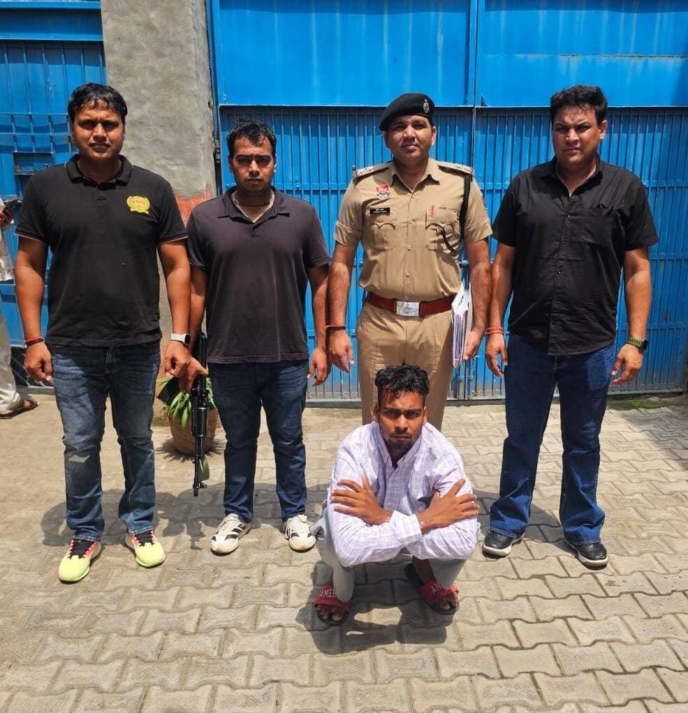 गांव रायमल के पास हुई गोली मार कर हत्या का पुलिस ने किया खुलासा पीटीआई अवधेश की हत्या की वारदात का पर्दाफास, आरोपी गिरफ्तार
पानीपत । सीआईए वन पुलिस टीम ने थाना बापौली क्षेत्र में हुई पीटीआई अवधेश 36 की हत्या की वारदात का पर्दाफास कर शुक्रवार शाम को आरोपी को यूपी के छपरौली से गिरफ्तार किया। आरोपी की पहचान यूपी के बागपत जिले के बदरखा गांव निवासी साहिल के रूप में हुई है।
सीआईए वन प्रभारी इंस्पेक्टर विरेंद्र ने बताया कि थाना बापौली में यूपी के शामली जिले के गांव जलालपुर निवासी विक्रांत पुत्र सुरेंद्र ने पुलिस को दी शिकायत में बताया था कि वह तीन भाई है। बड़ा भाई अवधेश 36 नई दिल्ली में सर्वोदय विद्यालय में पीटीआई के पद पर सरकारी नौकरी करता था। अवधेश 8 अगस्त को निजी काम से घर से निकला था। उस समय उसके साथ साहिल सिंह भी था। 11 अगस्त की रात करीब 10 बजे अवधेश ने उसके भतीजे प्रदीप के मोबाइल पर फोन कर बताया था कि वह साहिल सिंह के साथ है। उसने सुरक्षा के उद्देश्य से अपनी लोकेशन भी भेजी थी। 12 अगस्त की सुबह करीब 10 बजे पुलिस द्वारा उसे सूचना मिली की अवधेश की गोली मारकर हत्या कर दी गई है और उसका शव गंदे नाले की ड्रेन पर रायमाल गांव के पास पड़ा है। सूचना मिलते ही वह मौके पर पहुंचा। उसको पूरा शक है साहिल सिंह ने पुरानी रंजिश के चलते अपने साथियों के साथ मिलकर अवधेश की गोली मारकर हत्या की है। थाना बापौली में विक्रांत की शिकायत पर हत्या की धाराओं के तहत अभियोग दर्ज कर पुलिस ने मामले की जांच व आरोपियों की धरपकड़ शुरू कर दी थी।
प्रभारी इंस्पेक्टर वीरेंद्र ने बताया कि पुलिस अधीक्षक श्री भूपेंद्र सिंह आईपीएस ने मामले की गंभीरता को देखते हुए जांच व आरोपी की धरपकड़ की जिम्मेदारी सीआईए वन पुलिस टीम को सौंपी थी। सीआईए वन टीम अपने सभी सोर्स एक्टिव कर आरोपी की धरपकड़ में जुटी थी। शुक्रवार शाम को आरोपी साहिल के छपरौली में होने बारे गुप्त सूचना मिली। पुलिस टीम ने मिली गुप्त सूचना पर दबिश देकर आरोपी को काबू किया। पूछताछ में आरोपी साहिल ने अवधेश की गोली मारकर हत्या करना स्वीकारा।
इंस्पेक्टर वीरेंद्र ने बताया कि पूछताछ में आरोपी साहिल ने पुलिस को बताया अवधेश से उसकी कई वर्षों से दोस्ती थी। उसने अवधेश से काफी पैसे उधार ले रखे थे। अवधेश बार-बार अपने पैसे वापस मांग रहा था। पैसे की एवज में अवधेश ने उससे दो चेक भी ले रखे थे और उनका वीडियो बनाकर अपने फोन में सुरक्षित किया था। 11 अगस्त को वह पैसे देने के बहाने अवधेश को अपनी बाइक पर बैठाकर यमुना के कच्चे बांध की तरफ हरियाणा क्षेत्र में लेकर आया। वहां चेक को लेकर दोनों के बीच कहासुनी हो गई। इसी दौरान उसने अवधेश को गोली मार दी। इसके बाद वह अवधेश का मोबाइल फोन, एटीएम कार्ड, पैन कार्ड और अन्य कागजात निकालकर बाइक सहित मौके से फरार हो गया।
पुलिस ने शनिवार को आरोपी साहिल को माननीय न्यायालय में पेश किया जहा से उसे 3 दिन के पुलिस रिमांड पर लिया गया। रिमांड के दौरान पुलिस आरोपी से गहनता से पूछताछ करने के साथ वारदात में प्रयुक्त देसी पिस्तौल, अवधेश का मोबाइल फोन, एटीएम कार्ड और अन्य दस्तावेज बरामद करने का प्रयास करेगी।