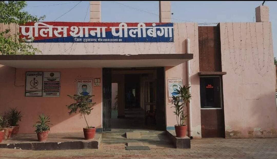 जमीन विवाद में बुजुर्ग पिता व परिजनों पर लाठियों से हमला, 5 पर केस दर्ज,बीच-बचाव करने आई मां और बहू को भी पीटा
<nis:link nis:type=tag nis:id=लालबहादुर_भाखर nis:value=लालबहादुर_भाखर nis:enabled=true nis:link/> <nis:link nis:type=tag nis:id=lalbahadurbhakhar nis:value=Lalbahadurbhakhar nis:enabled=true nis:link/> <nis:link nis:type=tag nis:id=pilibanga nis:value=pilibanga nis:enabled=true nis:link/> <nis:link nis:type=tag nis:id=latestnews nis:value=LatestNews nis:enabled=true nis:link/> <nis:link nis:type=tag nis:id=rajasthannews nis:value=RajasthanNews nis:enabled=true nis:link/>
पीलीबंगा/हनुमानगढ़
पीलीबंगा क्षेत्र के चक 5-एसटीबी की ढाणी में पैतृक जमीन के बंटवारे को लेकर चल रहे विवाद ने हिंसक रूप ले लिया। आरोपियों ने 75 वर्षीय बुजुर्ग, उनके बेटे, पत्नी और बहू पर लाठियों से जानलेवा हमला कर दिया। पुलिस ने पीड़ित पक्ष की शिकायत पर 5 नामजद आरोपियों के खिलाफ मामला दर्ज कर जांच शुरू कर दी है।
पीड़ित डूंगरराम पुत्र बिस्तूराराम मेघवाल ने बताया कि उनकी कृषि भूमि में 5 हिस्सेदार हैं। जमीन के बंटवारे को लेकर बेटे महावीर के साथ पुराना विवाद चल रहा है। 13 अगस्त की रात करीब 8-9 बजे उनका दूसरा बेटा हेतराम खेत में मवेशियों की रखवाली करने गया था। इस दौरान हेतराम ने जानवरों की तरफ टॉर्च की रोशनी डाली, जिससे नाराज होकर महावीर उससे उलझ गया। कहासुनी के बाद हेतराम ढाणी लौट आया।
कुछ ही देर बाद महावीर अपने साथी जैलाराम, सुरजीत, हवासिंह और सोना के साथ लाठियां लेकर ढाणी पहुंचा और हेतराम पर हमला कर दिया। शोर सुनकर जब 75 वर्षीय डूंगरराम, उनकी पत्नी बिरमा और बहू सुमन बीच-बचाव करने दौड़े, तो आरोपियों ने उन्हें भी लाठियों से जमकर पीटा। हमले में परिवार के सदस्य घायल हो गए। पुलिस ने पीड़ित की रिपोर्ट पर आरोपियों के खिलाफ विभिन्न धाराओं में मामला दर्ज कर कार्रवाई शुरू कर दी है।