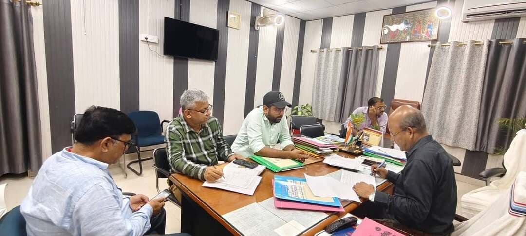 🚨 आँगनवाड़ी केंद्रों के निर्माण में देरी पर प्रशासन सख्त! 🚨
जिला पदाधिकारी, शिवहर के दिशा-निर्देशों पर आज उप विकास आयुक्त (DDC) की अध्यक्षता में आँगनवाड़ी भवनों के निर्माण प्रगति की एक महत्वपूर्ण समीक्षा बैठक हुई। निर्माण कार्य में हो रहे विलंब पर DDC ने गहरी नाराजगी जताते हुए अधिकारियों को कड़ी फटकार लगाई।
📌 बैठक के प्रमुख फैसले:
कार्य में तेजी लाने के निर्देश: RIDF मद से बन रहे 15 नए केंद्रों का निर्माण 3 माह में पूरा होना था, लेकिन 4 माह बीतने पर भी कार्य अपूर्ण है। इस पर सख्त निर्देश दिए गए हैं कि काम में तत्काल तेजी लाई जाए।
जल्द मिलेंगे 6 नए केंद्र: निर्माणाधीन 15 में से 6 भवनों का फिनिशिंग कार्य अंतिम चरण में है। इन्हें जल्द ही ICDS (बाल विकास सेवाएं) को सौंप दिया जाएगा।
हर पंचायत के लिए नया लक्ष्य: DPO को निर्देश दिया गया है कि वे जिले की प्रत्येक पंचायत में कम से कम एक केंद्र की मरम्मती कराएं और एक नए भवन के निर्माण के लिए जमीन चिन्हित करें।
प्रशासन का स्पष्ट संदेश: "जनहित से जुड़े कार्यों में किसी भी प्रकार की शिथिलता बर्दाश्त नहीं की जाएगी। तय समय-सीमा के भीतर काम पूरा करना अनिवार्य है।"
📍 जिला जन-संपर्क कार्यालय, शिवहर
🗓️ २२ अगस्त २०२६
#Sheohar #SheoharAdministration #Anganwadi #Development #DDCSheohar #BiharNews #PublicWelfare