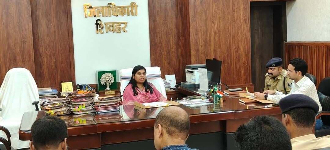 🚨 प्रेस विज्ञप्ति: शिवहर जिले में सड़क सुरक्षा पर प्रशासन सख्त 🚨
जिले में बढ़ती सड़क दुर्घटनाओं पर लगाम लगाने और यात्रियों की सुरक्षा सुनिश्चित करने के लिए जिलाधिकारी महोदय की अध्यक्षता में 'सड़क सुरक्षा और राजमार्ग सुरक्षा टास्क फोर्स' की महत्वपूर्ण बैठक संपन्न हुई। प्रशासन ने स्पष्ट किया है कि सड़क दुर्घटनाओं में होने वाली जनहानि को रोकना उनकी सर्वोच्च प्राथमिकता है।
बैठक के प्रमुख निर्णय एवं सख्त निर्देश:
⚠️ ब्लैक स्पॉट्स का सुधार: दुर्घटना संभावित क्षेत्रों (Black Spots) को चिन्हित कर वहां तत्काल प्रभाव से रंबल स्ट्रीप्स, स्पीड ब्रेकर, और रिफ्लेक्टर लगाए जाएंगे।
🛑 यातायात नियमों पर 'जीरो टॉलरेंस': ओवरलोडिंग, तेज गति, बिना हेलमेट/सीटबेल्ट और शराब पीकर वाहन चलाने वालों के खिलाफ सघन जांच अभियान चलेगा।
🚑 त्वरित चिकित्सा सुविधा: दुर्घटना के 'गोल्डन आवर' में तुरंत इलाज के लिए हाईवे पर एंबुलेंस तैनात रहेंगी और नजदीकी PHC अलर्ट मोड पर रहेंगे।
🛣️ अतिक्रमण मुक्त राजमार्ग: NHAI को राजमार्गों के किनारे और चौराहों से अवैध अतिक्रमण अविलंब हटाने के निर्देश दिए गए हैं।
💰 हिट एंड रन मामलों में तेजी: ऐसे मामलों में मृतक के परिजनों को मिलने वाले मुआवजे की प्रक्रिया को फास्ट-ट्रैक किया जाएगा।
📢 जागरूकता अभियान: स्कूलों, कॉलेजों और व्यावसायिक चालकों के बीच यातायात नियमों के प्रति विशेष जागरूकता अभियान चलाया जाएगा।
🙏 जिला प्रशासन की अपील:
कृपया यातायात नियमों का पूरी जिम्मेदारी से पालन करें। आपकी सुरक्षा, आपके परिवार की खुशी है। सुरक्षित चलें, सुरक्षित रहें! 🚦
📍 सौजन्य: जिला जन-संपर्क कार्यालय, शिवहर
📅 दिनांक: 22 अगस्त 2026
#Sheohar #RoadSafety #TrafficRules #DriveSafe #DistrictAdministrationSheohar #BiharPolice #ZeroTolerance