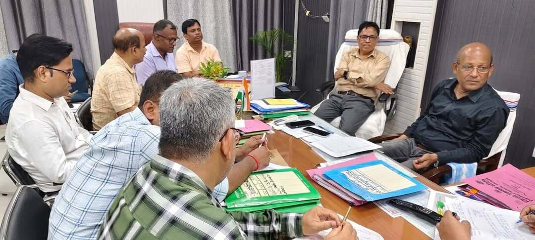 🚨 शिवहर: 'पीएम सूर्य घर' योजना में लापरवाही बर्दाश्त नहीं! 🚨
उप विकास आयुक्त (DDC), शिवहर ने 'पीएम सूर्य घर' योजना की धीमी प्रगति पर कड़ी नाराजगी जताई है। अब योजना की दैनिक मॉनिटरिंग होगी और लापरवाही बरतने वाले अधिकारियों पर सख्त कार्रवाई की जाएगी!
प्रमुख निर्देश:
जिले के सभी BDO को अपने क्षेत्र में कम से कम 25-25 सोलर पैनल लगवाने का अनिवार्य लक्ष्य दिया गया है।
☀️ आम जनता के लिए शानदार सब्सिडी (केंद्र + राज्य):
1 KW: कुल ₹40,000 की सब्सिडी
2 KW: कुल ₹80,000 की सब्सिडी
3 KW: कुल ₹98,000 की सब्सिडी
💡 अन्य महत्वपूर्ण सुविधाएँ:
⏳ ऑफर: राज्य सरकार का अतिरिक्त अनुदान केवल 31 मार्च 2027 तक उपलब्ध है।
🏦 लोन सुविधा: सोलर पैनल लगाने के लिए आसान किस्तों में मात्र 5.75% ब्याज दर पर बैंक ऋण उपलब्ध है।
मुफ्त बिजली और आर्थिक बचत का लाभ उठाएँ, साथ ही शिवहर में "हरित क्रांति" को बढ़ावा दें! 🌱
🌐 विस्तृत जानकारी एवं आवेदन: www.pmsuryaghar.gov.in
📞 टोल-फ्री नंबर: 15555
#Sheohar #SheoharNews #PMSuryaGhar #SolarEnergy #GreenEnergy #BiharGovernment #FreeElectricity #GreenRevolution