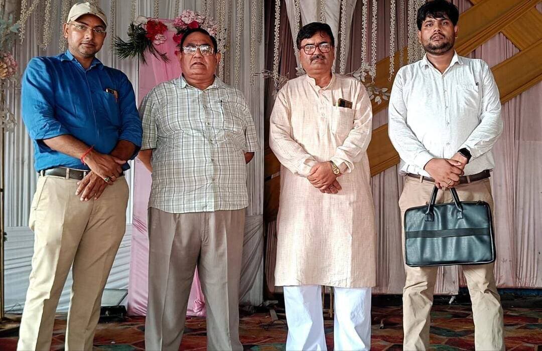 कल कुशीनगर में कजरी महोत्सव , लोकनृत्य और लोकगीत का होगा अनूठा संगम
कसया। संस्कार भारती कुशीनगर, समन्वय मिलन (राष्ट्रीय स्वयंसेवक संघ), विश्व भोजपुरी सम्मेलन जिला इकाई कुशीनगर एवं विमर्श साहित्यिक सामाजिक सेवा संस्था पडरौना के संयुक्त तत्वावधान में आज 23 अगस्त को कसया स्थित गोल्डन रिसोर्ट में कजरी महोत्सव का आयोजन किया जाएगा। कार्यक्रम शाम पांच बजे से शुरू होगा। महोत्सव का उद्देश्य पारंपरिक कजरी लोकगीत और लोकनृत्य की समृद्ध लोक संस्कृति को संरक्षित करने के साथ नई पीढ़ी को अपनी सांस्कृतिक विरासत से जोड़ना है।
कार्यक्रम की जानकारी संस्कार भारती के प्रदेश महामंत्री डॉ. अनिल सिन्हा, विश्व भोजपुरी सम्मेलन के जिलाध्यक्ष एवं विमर्श साहित्यिक सामाजिक सेवा संस्था के अध्यक्ष आर.के. भट्ट तथा संस्कार भारती के जिला महामंत्री वीरेश राय एवं पंकज राय ने संयुक्त रूप से दी। उन्होंने बताया कि महोत्सव में पारंपरिक कजरी गीत, लोकनृत्य और लोक संस्कृति से जुड़े विविध कार्यक्रमों की प्रस्तुति होगी।
आयोजकों ने क्षेत्रवासियों से सपरिवार महोत्सव में पहुंचकर लोक संस्कृति के इस अनूठे उत्सव का आनंद लेने की अपील की है।
<nis:link nis:type=tag nis:id=kushinagarnews nis:value=KushinagarNews nis:enabled=true nis:link/>