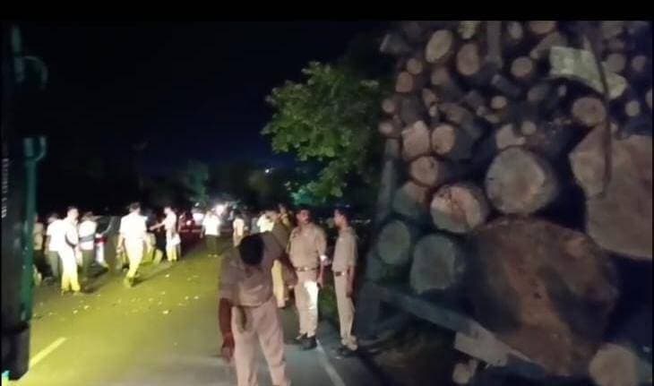 पत्नी करती रही पति का इंतजार, रास्ते में मौत ने छीन लिया सुहाग
परसदेपुर,
रायबरेली
डीह थाना क्षेत्र के चौकी परसदेपुर में हुए दर्दनाक हादसे ने दो परिवारों को झकझोर दिया।
पत्नी से मिलने की खुशी लेकर घर से निकले 20 वर्षीय प्रदीप पटेल को क्या पता था कि यह सफर उसकी जिंदगी का आखिरी सफर बन जाएगा। शनिवार रात परसदेपुर के राइस मिल के पास सड़क हादसे में उसकी दर्दनाक मौत हो गई। पति के आने का इंतजार कर रही पत्नी विनीता को जब उसकी मौत की खबर मिली तो उसकी दुनिया ही उजड़ गई।प्रतापगढ़ के परानीपुर पटेल नगर निवासी प्रदीप पटेल पुत्र बैजनाथ पटेल करीब दो महीने पहले रोजी-रोटी के लिए पुणे गया था। शनिवार सुबह ही वह घर लौटा था। घर पहुंचने के बाद पत्नी से मिलने की चाह में वह बाइक up 72 cj 6545 से सलोन क्षेत्र के इमिलिहा स्थित अपनी ससुराल के लिए निकल पड़ा।
बताया गया कि रात करीब आठ बजे नगर पंचायत परसदेपुर स्थित राइस मिल के पास प्रदीप एक ट्रैक्टर को ओवरटेक कर रहा था। इसी दौरान सामने से आ रही डिजायर कार की चपेट में उसकी बाइक आ गई। जोरदार टक्कर में प्रदीप की मौके पर ही मौत हो गई।
जिस पत्नी से मिलने के लिए सुबह घर लौटा था, उसी पत्नी से मिलने का सफर अधूरा रह गया। विनीता पति के आने की राह देखती रही और उधर सड़क पर हुए हादसे ने उसका सुहाग उजाड़ दिया।
सूचना मिलते ही डीह थानाध्यक्ष जितेंद्र मोहन सरोज और परसदेपुर चौकी इंचार्ज मोहित भारद्वाज पुलिस बल के साथ मौके पर पहुंचे। पुलिस ने शव को कब्जे में लेकर पोस्टमार्टम के लिए भेज दिया।मां गीता ने बताया कि प्रदीप दो महीने बाद पुणे से घर लौटा था। उन्हें क्या पता था कि बेटे की घर वापसी उसकी जिंदगी की आखिरी वापसी होगी। बेटे की मौत की खबर सुनते ही मां और परिजनों की चीख-पुकार से माहौल गमगीन हो गया।प्रदीप की शादी इसी वर्ष फरवरी में विनीता से हुई थी। वह तीन भाइयों में बीच का था। बड़े भाई का नाम जगदीश और छोटे भाई का नाम संदीप है। हादसे की खबर के बाद परिवार में मातम पसरा हुआ है और पत्नी समेत परिजनों का रो-रोकर बुरा हाल है।