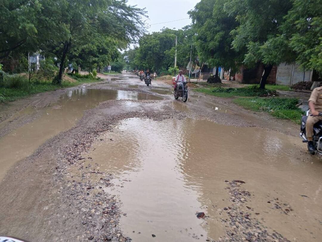 ब्रेकिंग रायबरेली
यह कुआं रुपी सड़क पर जो विकास की गंगा बह रही है यह सदर विधानसभा क्षेत्र के कुचरिया से लेकर गदागंज तक जाने वाली सड़क है। लेकिन सबसे बड़ी विडंबना यह है कि इस सड़क से कोई विधायक मंत्री नही निकल रहे नहीं तो शायद विभाग व जिम्मेदार अधिकारी अपनी खामियों को छुपाने के लिए इन गड्ढों में कम से कम गिट्टी ही डाल देते। धन्य हो गये शहर के पुलिस लाइन से डिग्री कॉलेज और नेहरू नगर इंदिरा क्रॉसिंग तक के लोग जिनके क्षेत्र से सूबे के मुखिया महत योगी आदित्यनाथ जो एक कार्यक्रम के तहत उधर से निकल रहे हैं रातों-रात गड्ढे भर दिए गए सड़क के किनारे लटक रहे पेड़ों की कटाई छंटाई हो गई पानी में ही गिट्टी डामर डालकर सड़क सुंदर बना दी गई सड़क के किनारे बाउंड्री वॉल पर रंगाई पुताई हो गई पटरी दुकानदारों को उखाड़ कर फेंक दिया गया अब 3 दिन तक उनके घर में चूल्हा कैसे जलेगा यह कोई देखने और सुनने वाला नहीं है। यह व्यवस्था नेहरू नगर रेलवे क्रॉसिंग से मनिका रोड पर नहीं की गई जहा गिट्टी डामर छोड़िए सड़क का पता ही नहीं है।