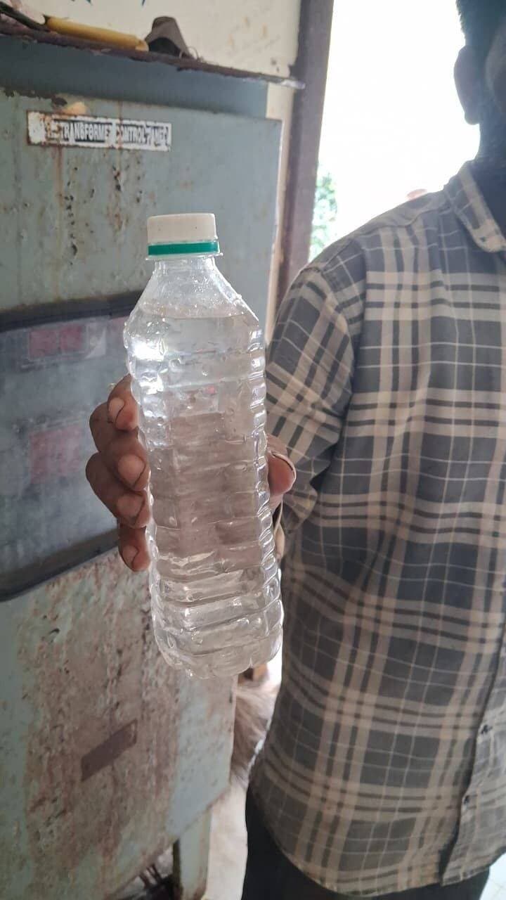स्वच्छ एवं सुरक्षित पेयजल प्रत्येक नागरिक का अधिकार है, जल गुणवत्ता में किसी भी प्रकार की लापरवाही न हो- कलेक्टर श्री यादव
===
कलेक्टर श्री यादव ने फिल्टर प्लांट का औचक निरीक्षण कर नल-जल की गुणवत्ता सुधारने के दिए निर्देश
===
नगरपालिका सीएमओ को कारण बताओ नोटिस के निर्देश
==
पथरिया के नगरपालिका फिल्टर प्लांट से नगरवासियों को उपलब्ध कराए जा रहे नल-जल की गुणवत्ता सुनिश्चित करने के उद्देश्य से कलेक्टर प्रताप नारायण यादव ने फिल्टर प्लांट का औचक निरीक्षण किया। उन्होंने रॉ वाटर, एलम, क्लैरीफ्लॉक्युलेटर, सेडिमेंटेशन, फिल्ट्रेशन एवं स्टोरेज सहित जल शोधन की पूरी प्रक्रिया का जायजा लिया।
निरीक्षण के दौरान फिल्टर किए गए पानी में कीड़े एवं कबूतर के पंख पाए जाने पर कलेक्टर ने नाराजगी जताई और नगरपालिका अधिकारी को शोकॉज नोटिस जारी करने के निर्देश दिए। जल परीक्षण किट एवं टीडीएस मीटर से जल परीक्षण अपेक्षित स्तर पर नहीं पाए जाने पर नियमित लैब टेस्टिंग की व्यवस्था विकसित करने को कहा।
कलेक्टर श्री यादव ने पानी को अशुद्धियों से बचाने के लिए आवश्यक स्थानों पर लाइट हटाने एवं नेट-जाली लगाने के निर्देश दिए। उन्होने कहा स्वच्छ एवं सुरक्षित पेयजल प्रत्येक नागरिक का अधिकार है, इसलिए जल गुणवत्ता में किसी भी प्रकार की लापरवाही न हो और सभी आवश्यक व्यवस्थाएं सुनिश्चित की जाएं।
#damoh #Damoh #CMMadhyaPradesh