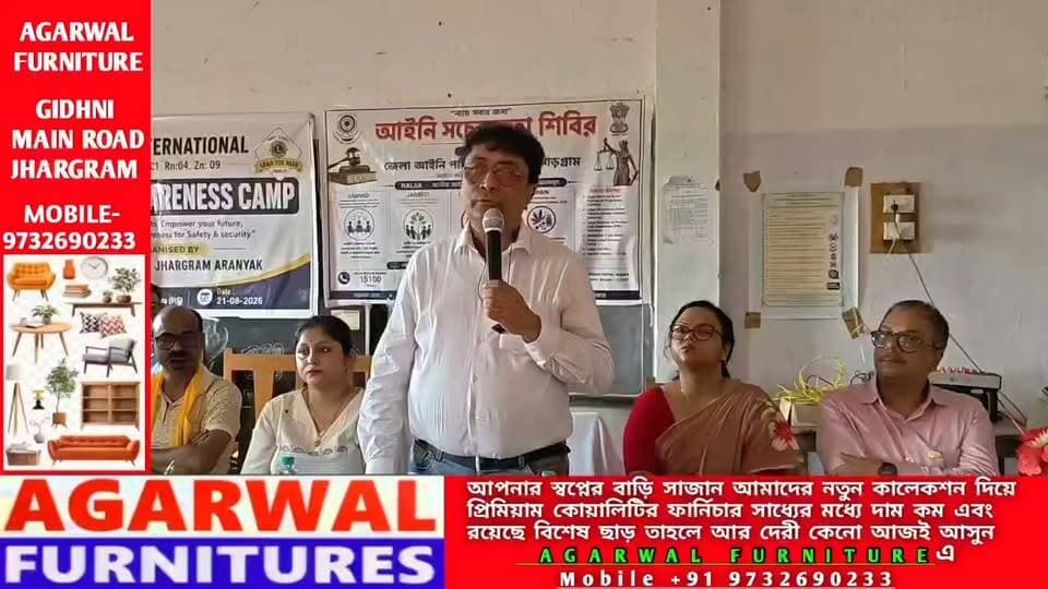 বাঁধগোড়া অঞ্চল বিদ্যালয়ে আইনি সচেতনতা শিবিরে বক্তব্য রাখছেন ঝাড়গ্রাম ফ্যামিলি কোর্টের বিচারক দেবপ্রিয় বসু